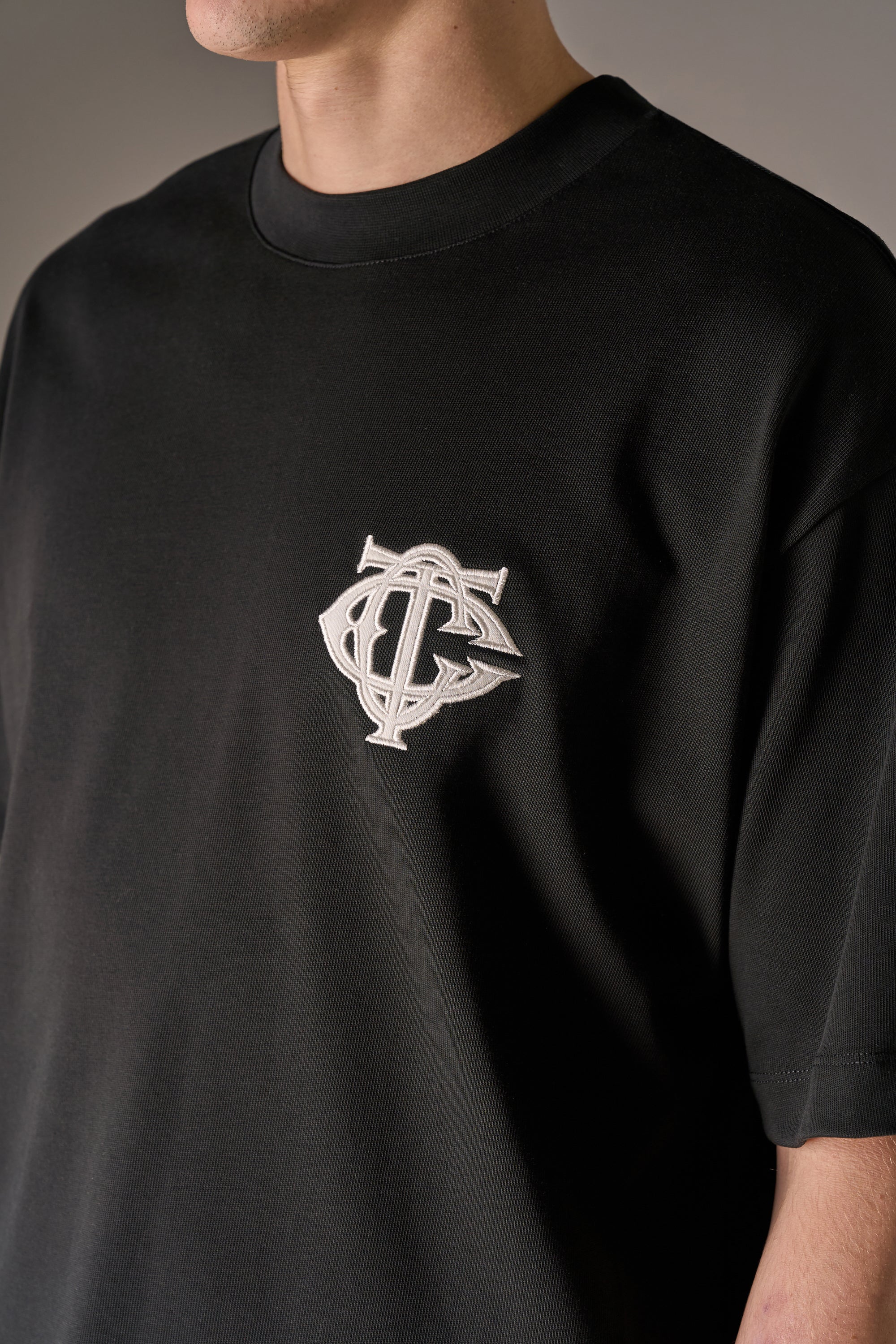 APPLIQUE MONOGRAM EMBLEM T-SHIRT - BLACK - Image 3