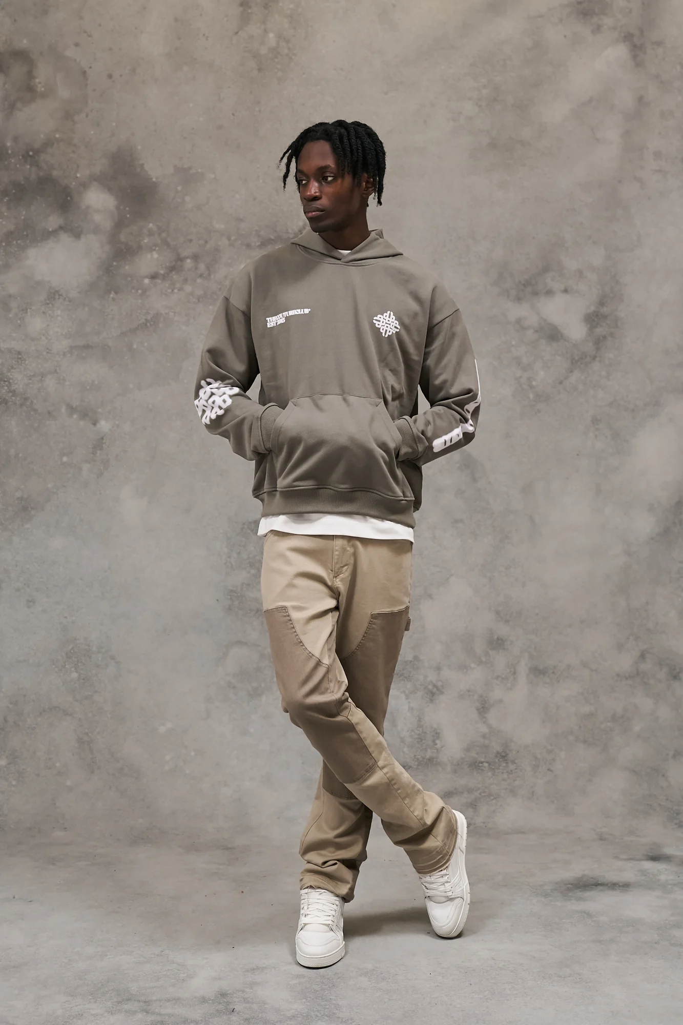BLURRED EMBLEM GRAPHIC HOODIE - KHAKI - Image 4