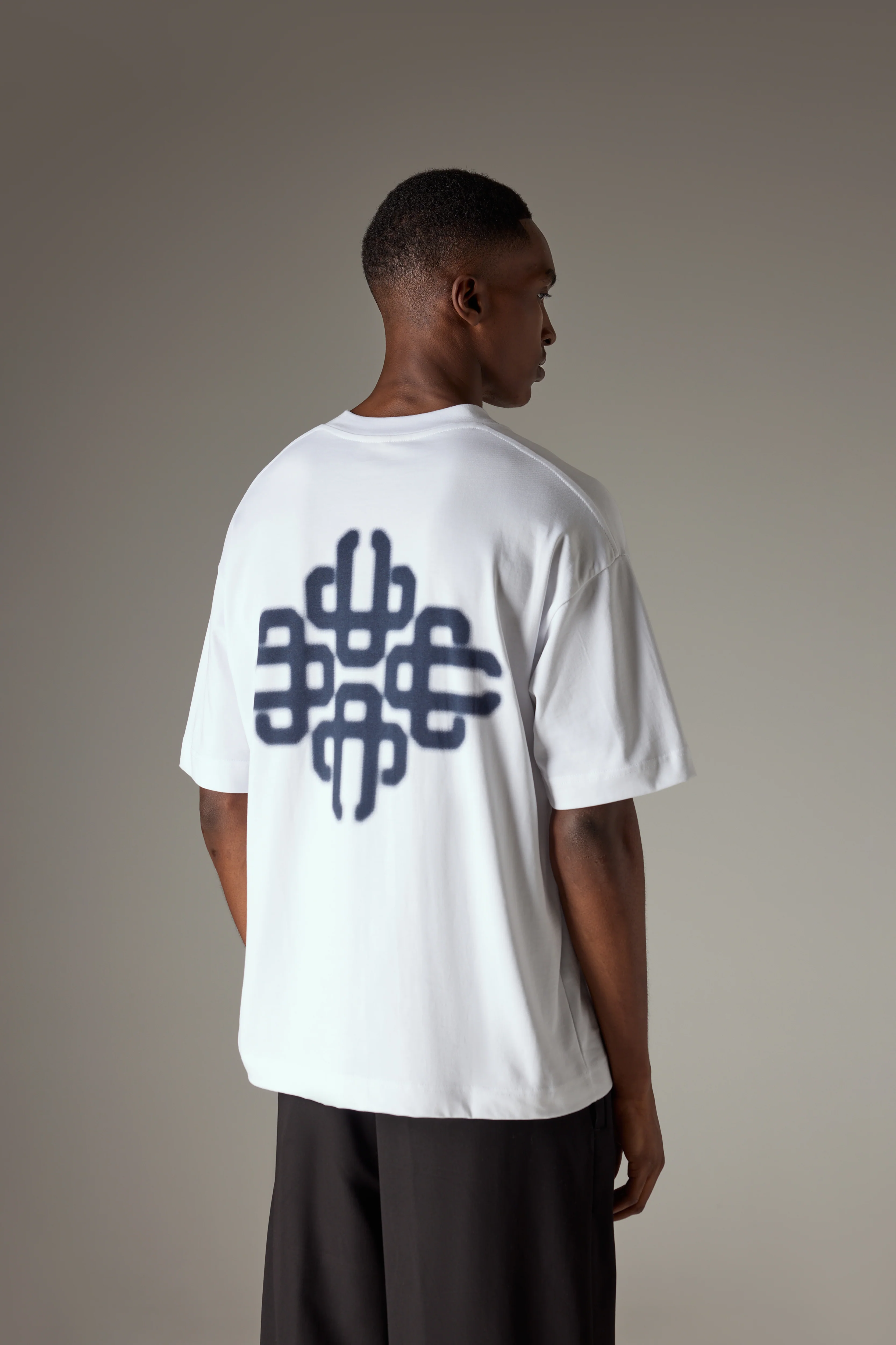 BLURRED GRAPHIC EMBLEM T-SHIRT - NAVY - Image 5