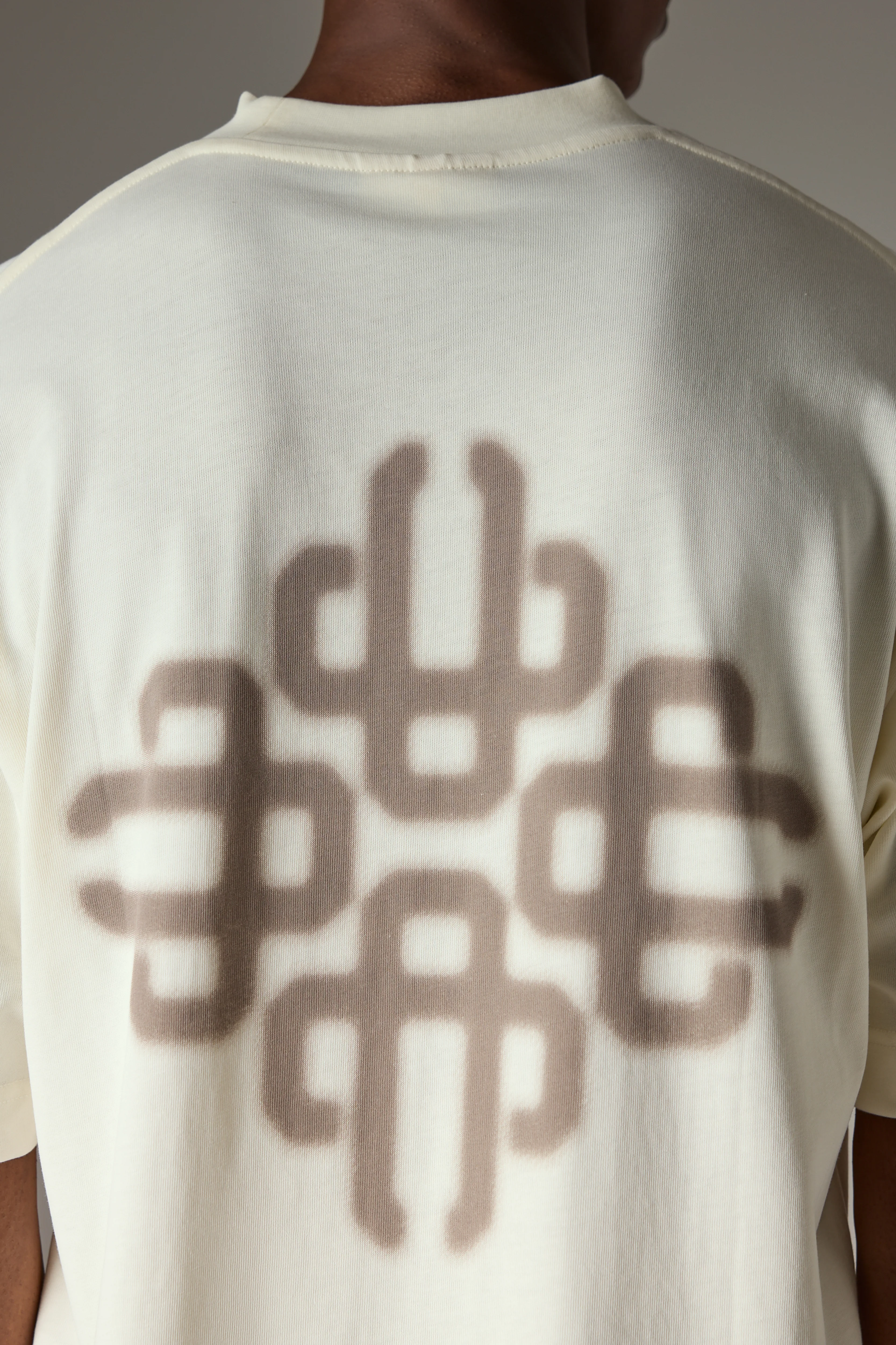 BLURRED GRAPHIC EMBLEM T-SHIRT - OFF WHITE - Image 5