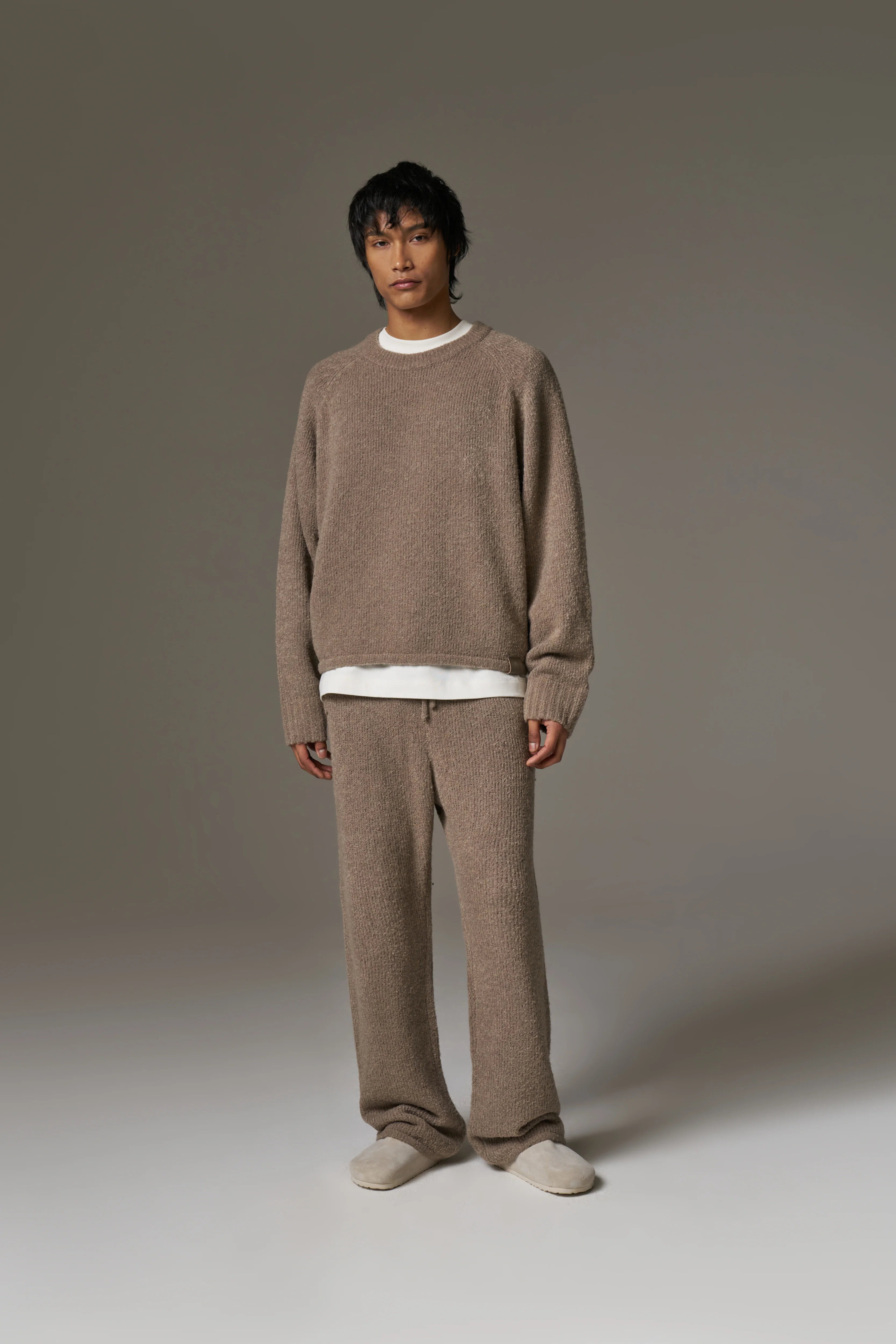 BOUCLE KNIT RAGLAN CREW - BROWN - Image 4