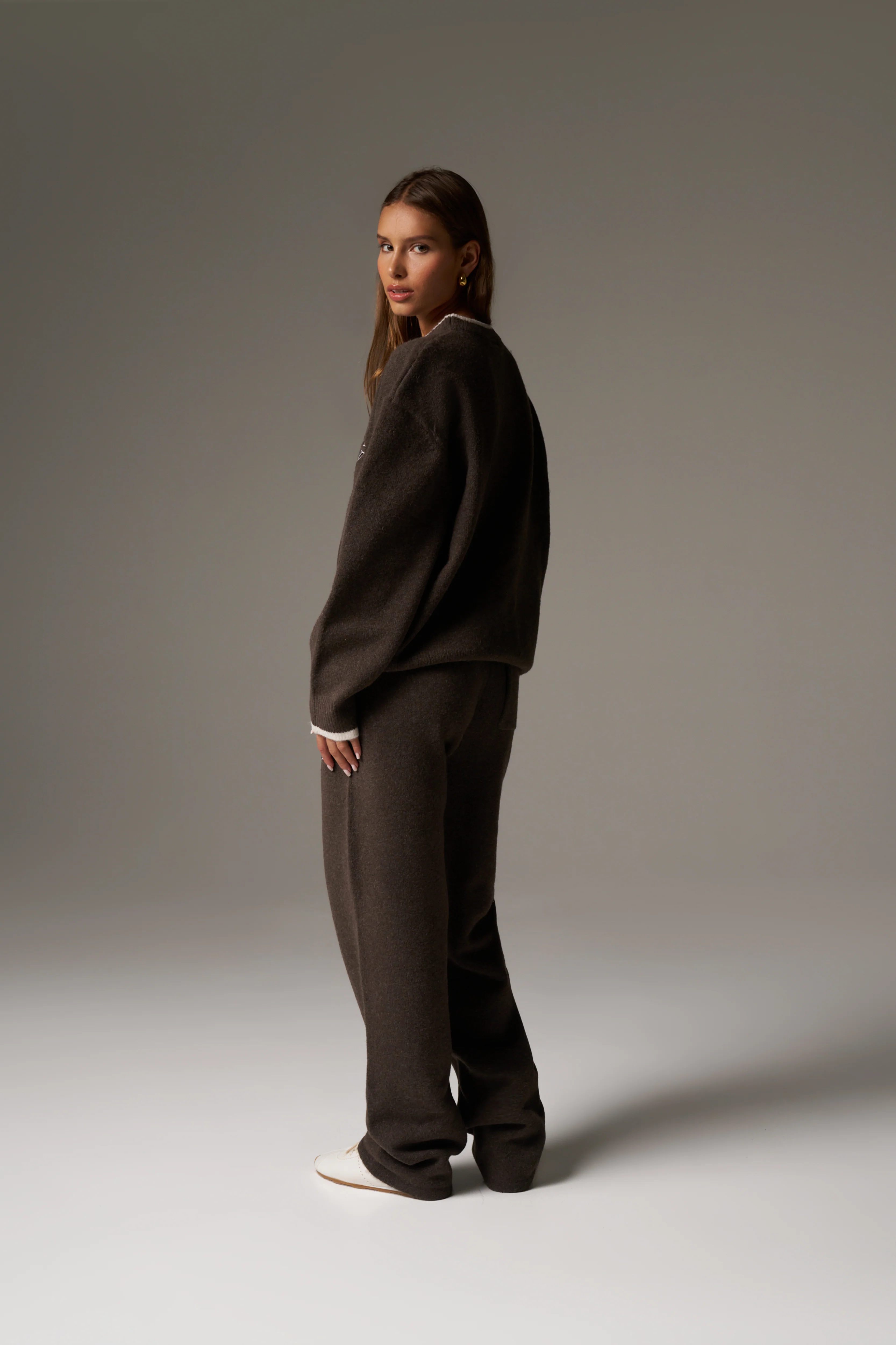 MONOGRAM KNITTED CREW - BROWN - Image 8