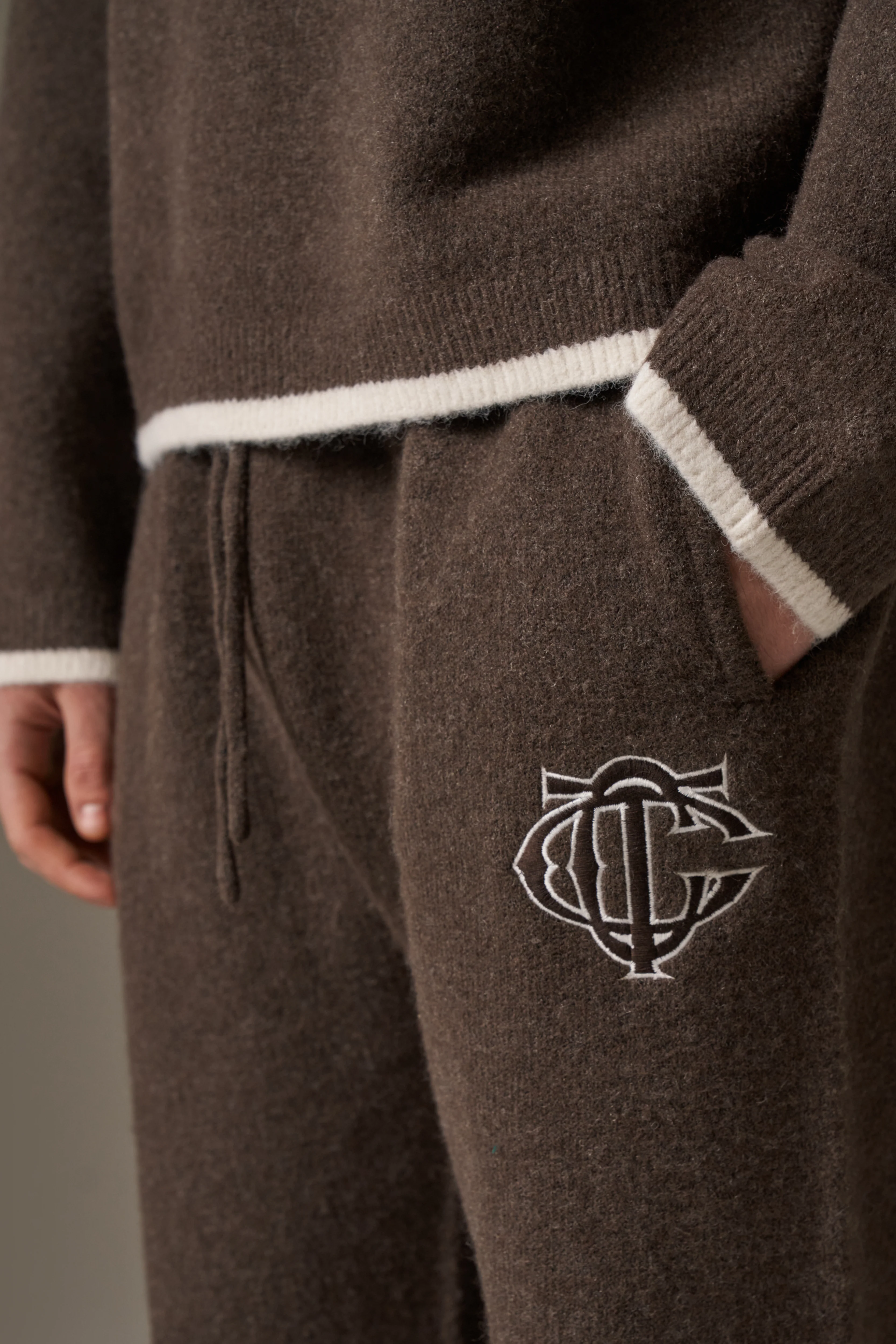 MONOGRAM KNITTED JOGGERS - BROWN - Image 5