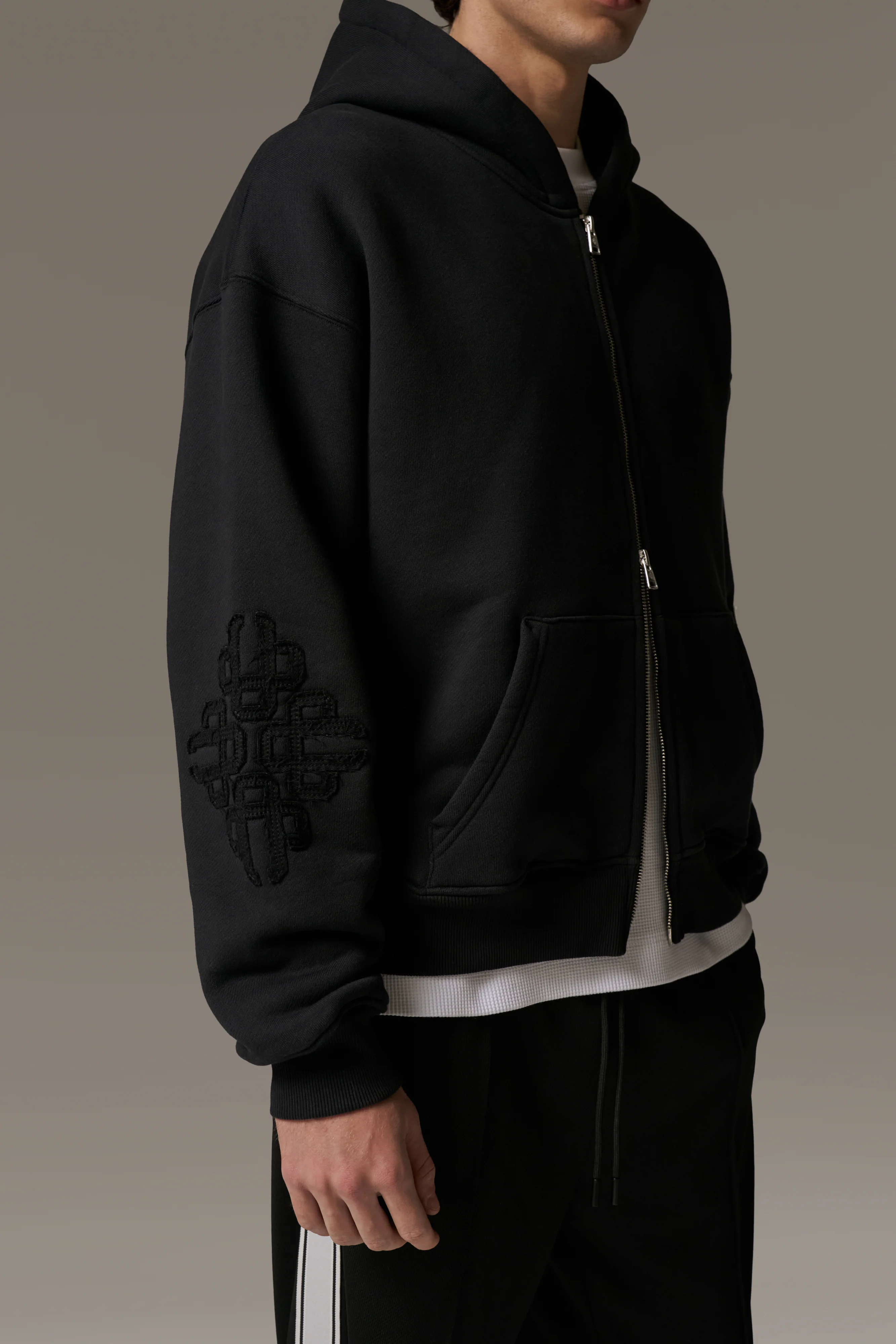 EMBLEM APPLIQUE ZIP THROUGH HOODIE - BLACK - Image 5