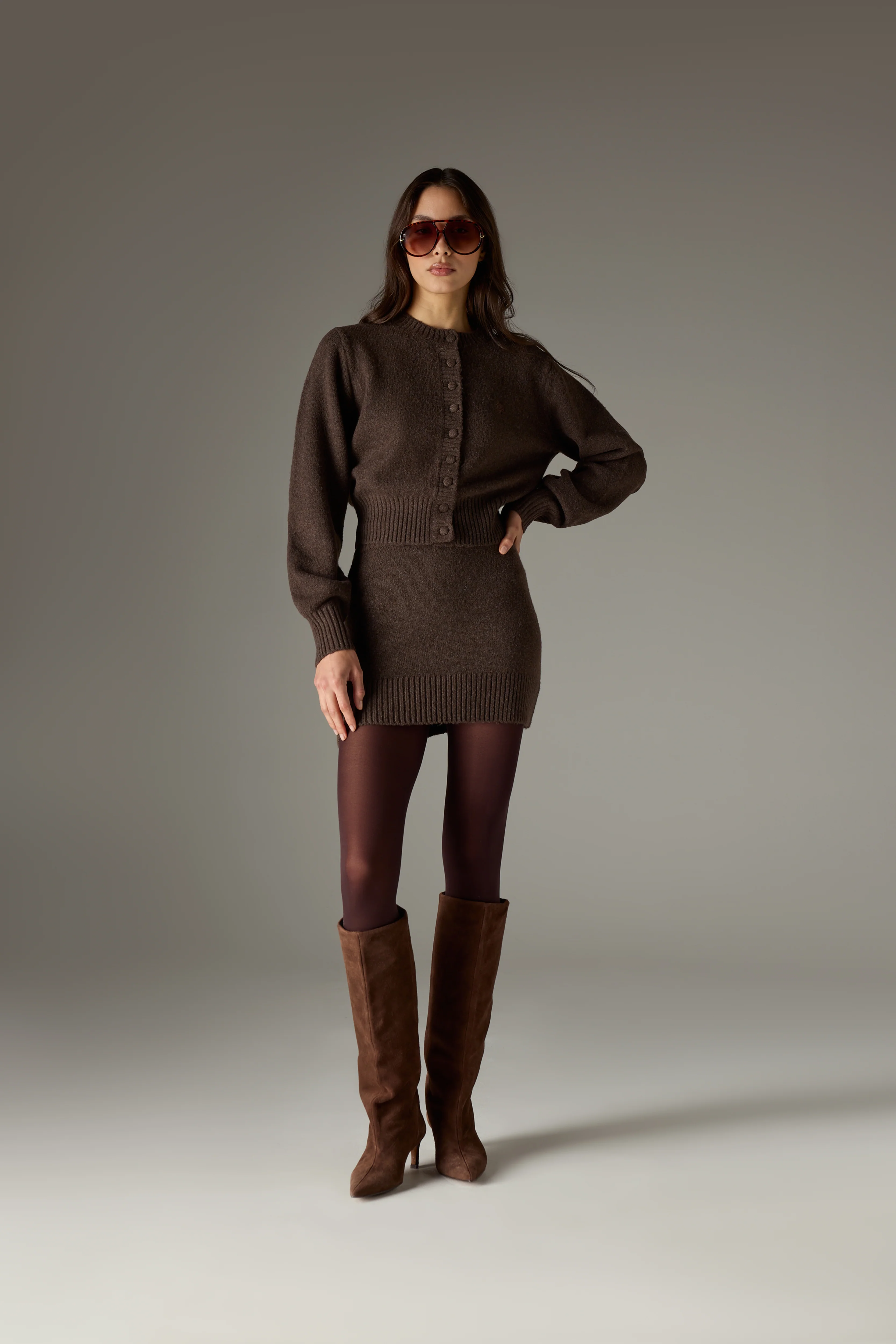 EMBLEM EMBROIDERED KNIT CROP CARDIGAN - BROWN - Image 4