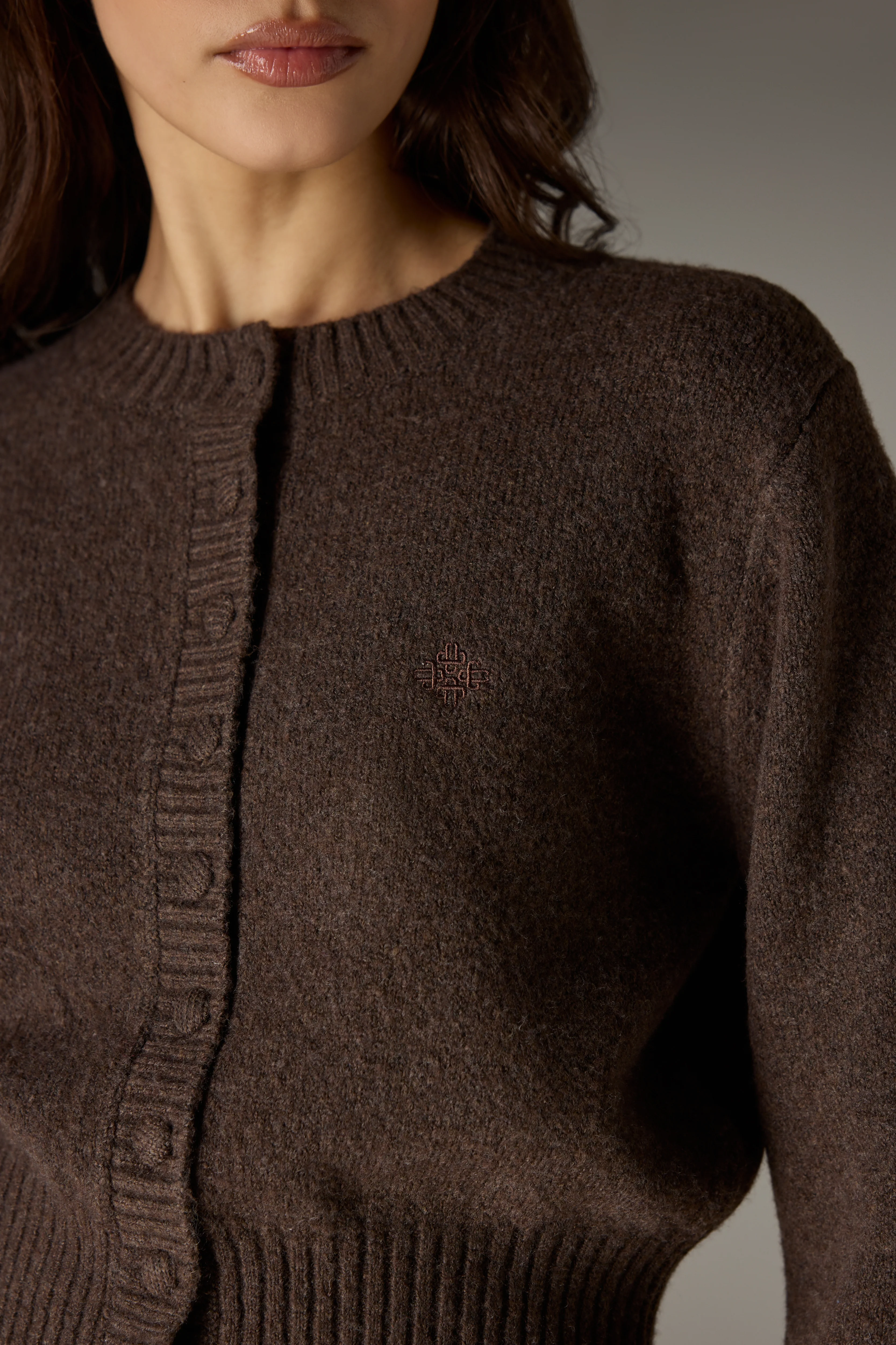 EMBLEM EMBROIDERED KNIT CROP CARDIGAN - BROWN - Image 5