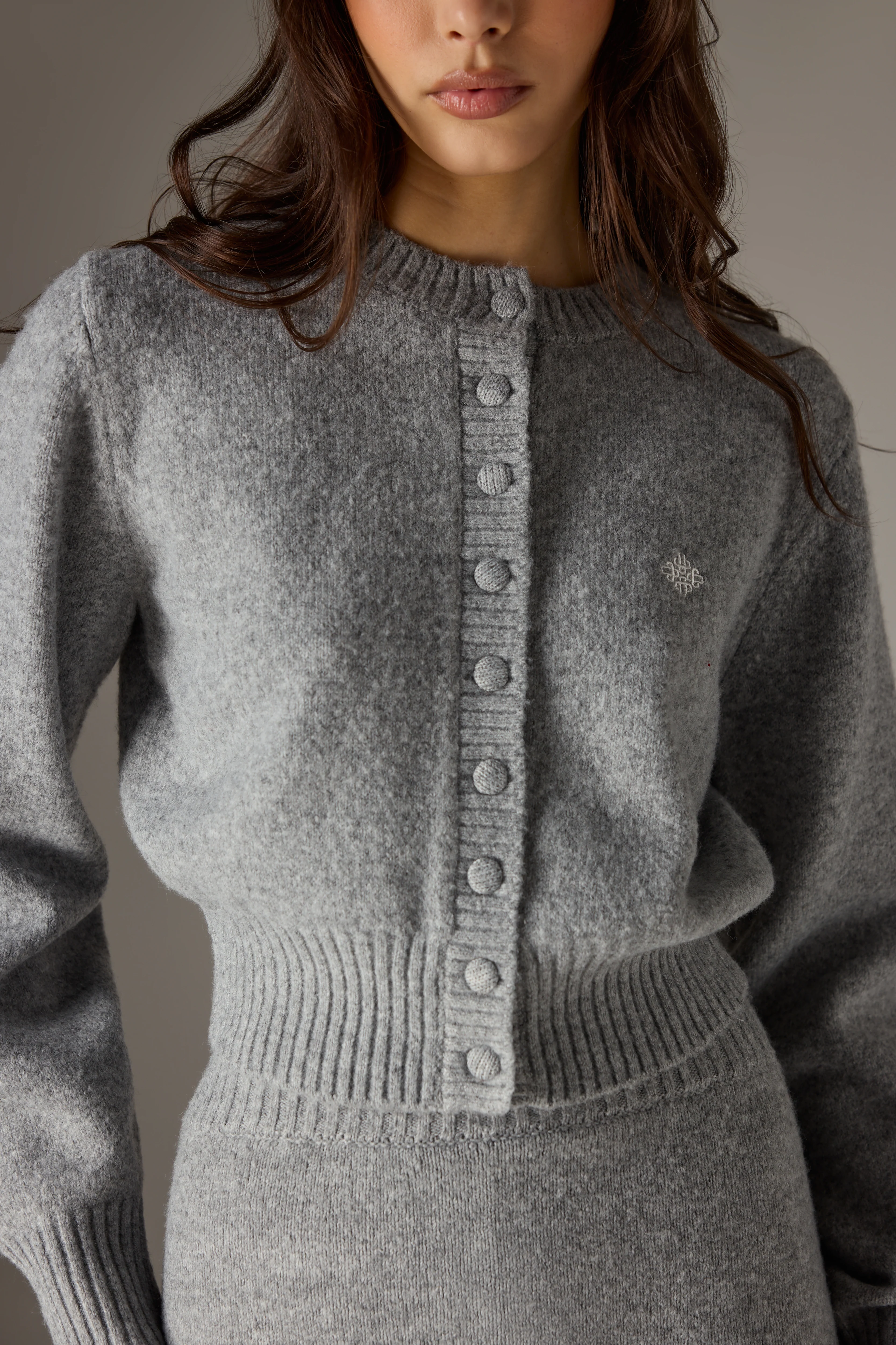 EMBLEM EMBROIDERED KNIT CROP CARDIGAN - GREY MARL - Image 3