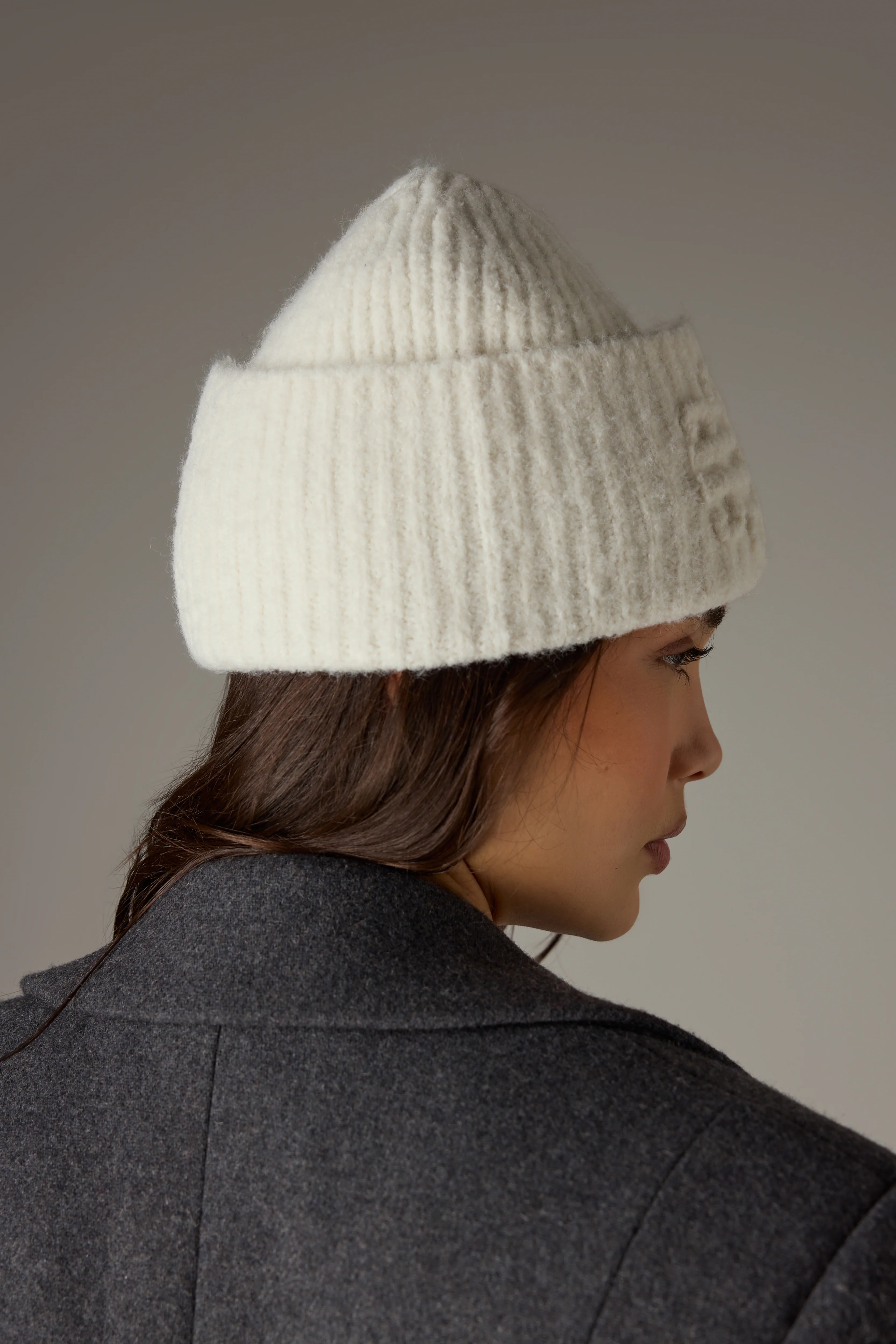 EMBLEM KNITTED BEANIE - OFF WHITE - Image 3