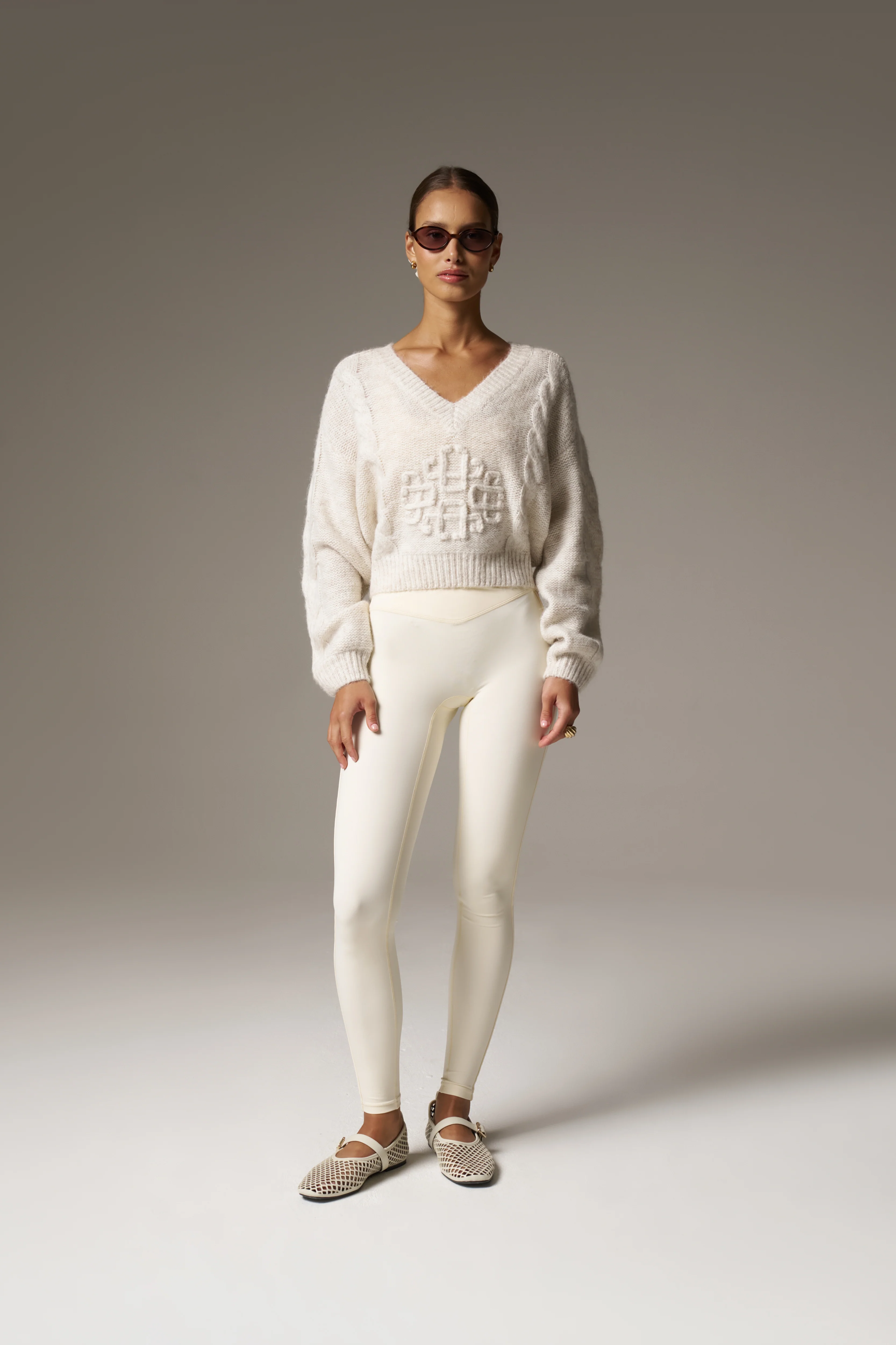 EMBLEM KNITTED V NECK JUMPER - BEIGE - Image 3