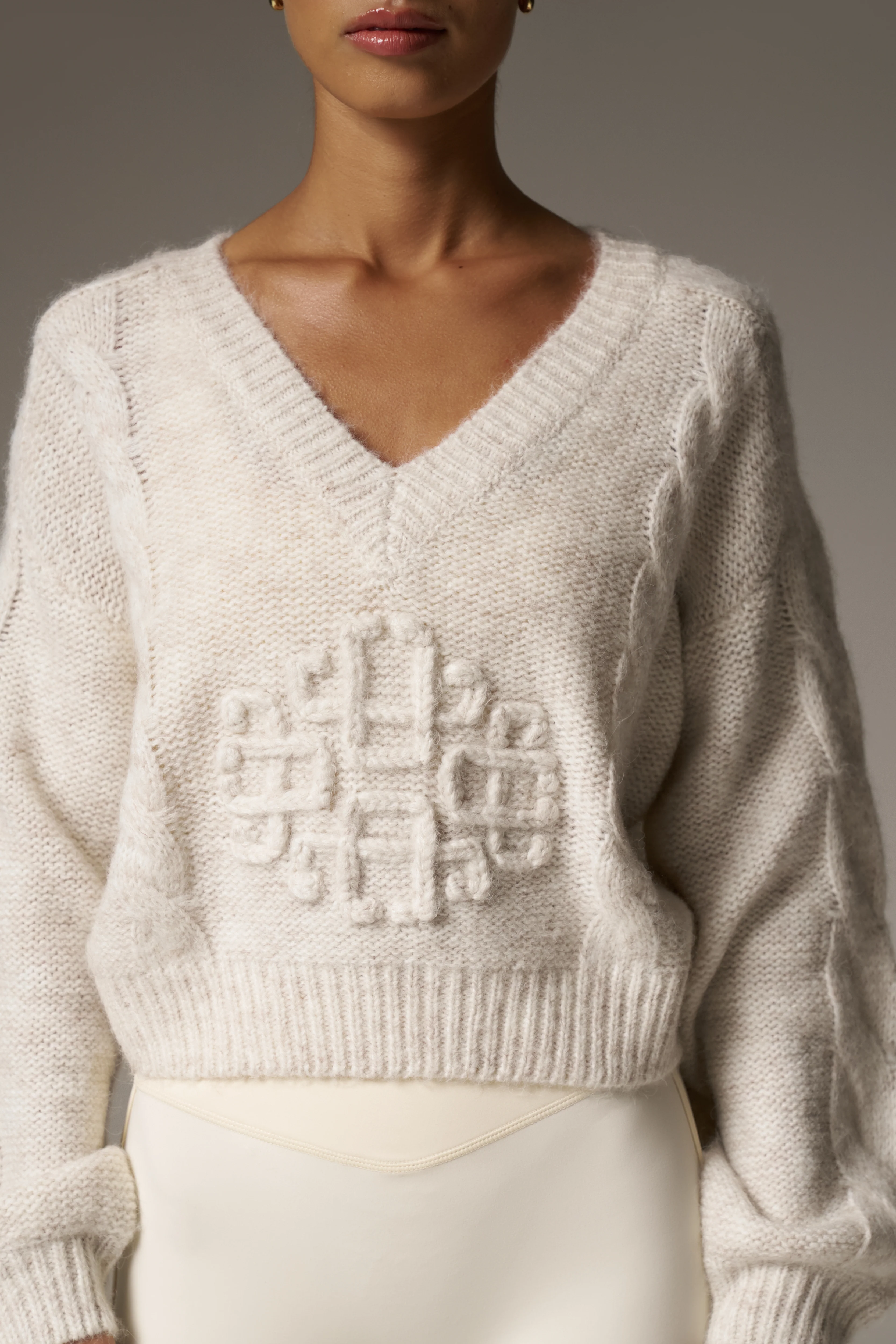 EMBLEM KNITTED V NECK JUMPER - BEIGE - Image 5