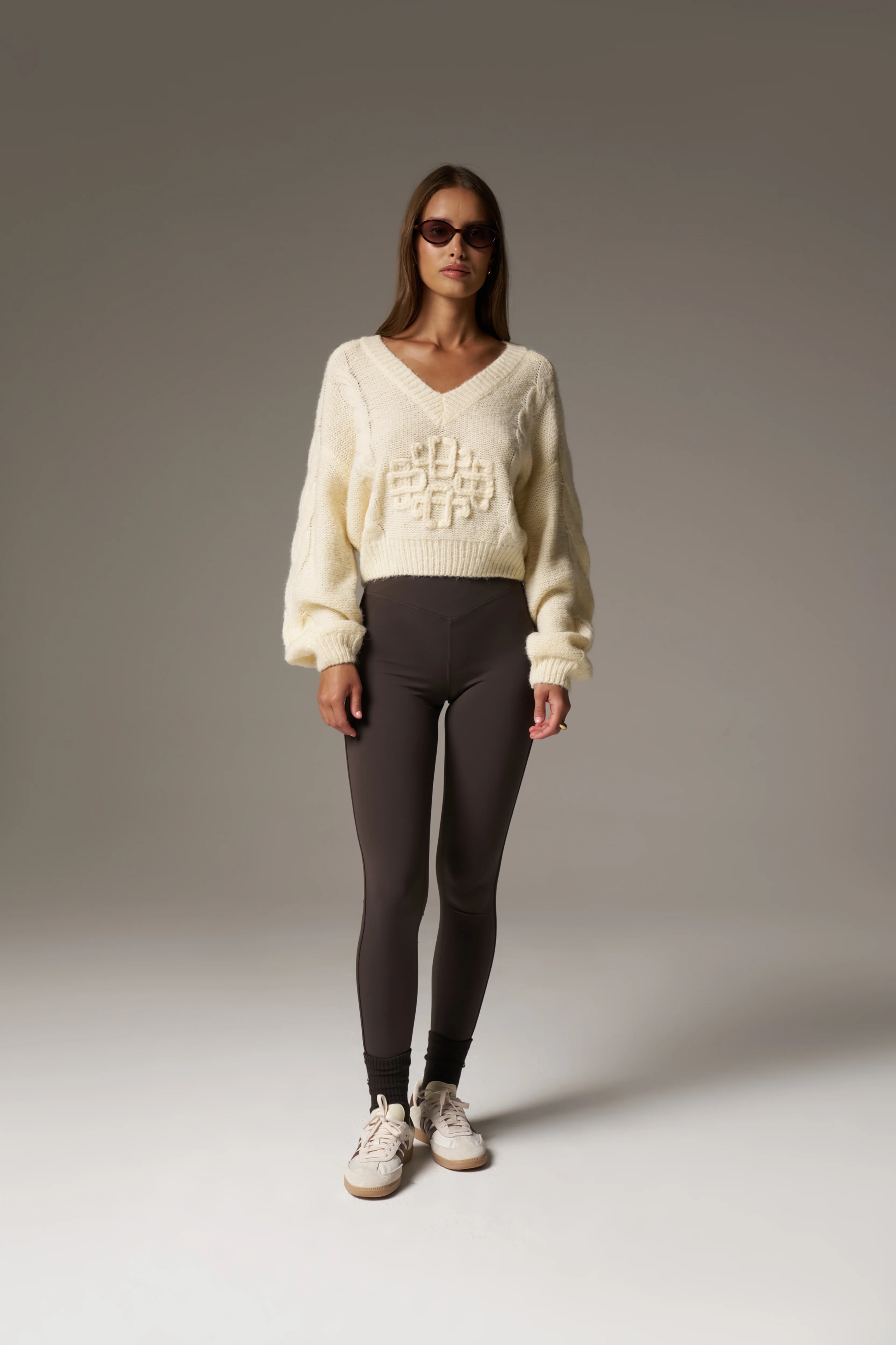 EMBLEM KNITTED V NECK JUMPER - BUTTERMILK - Image 3