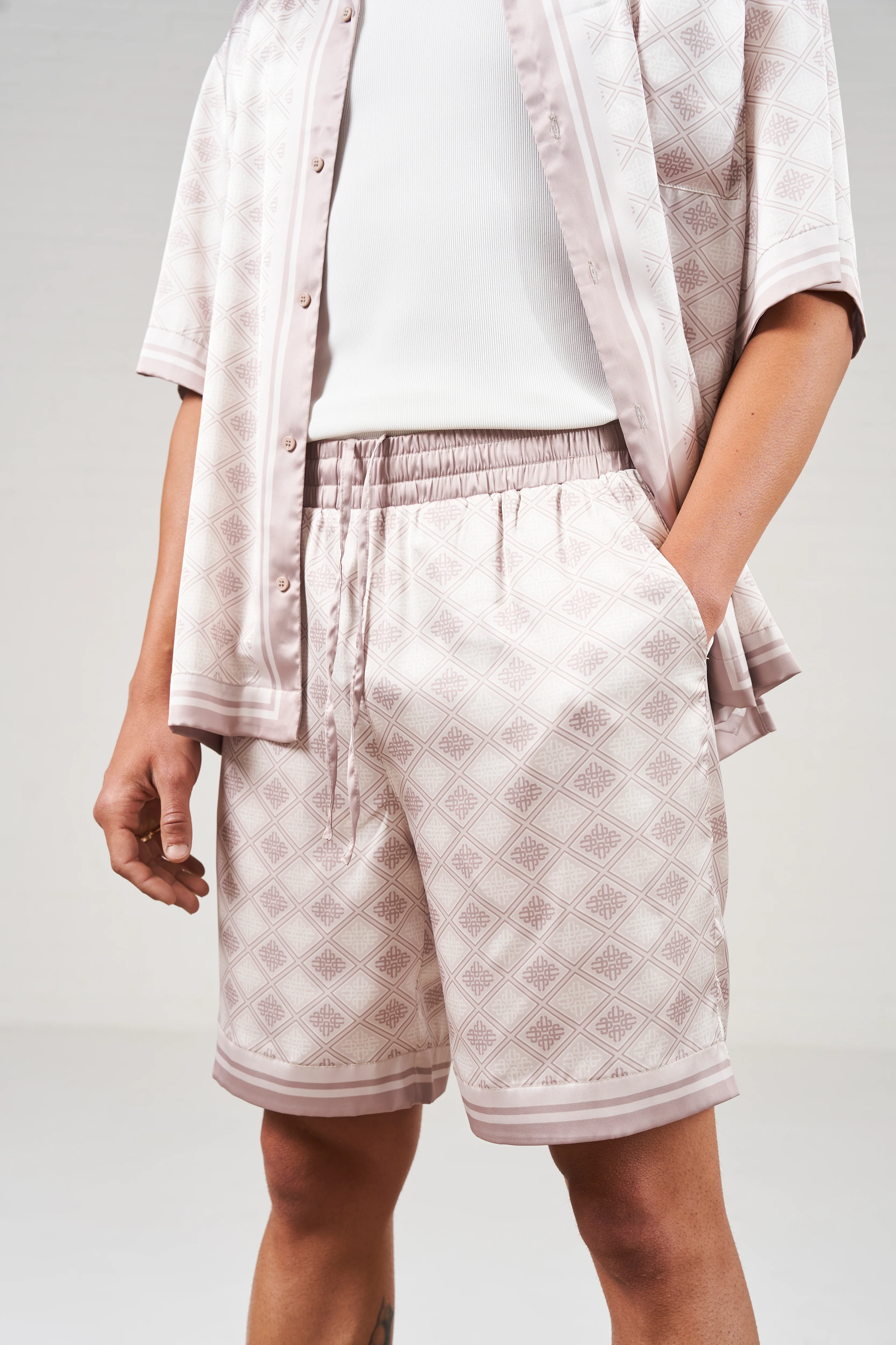 EMBLEM PRINT SHORTS - BEIGE - Image 2