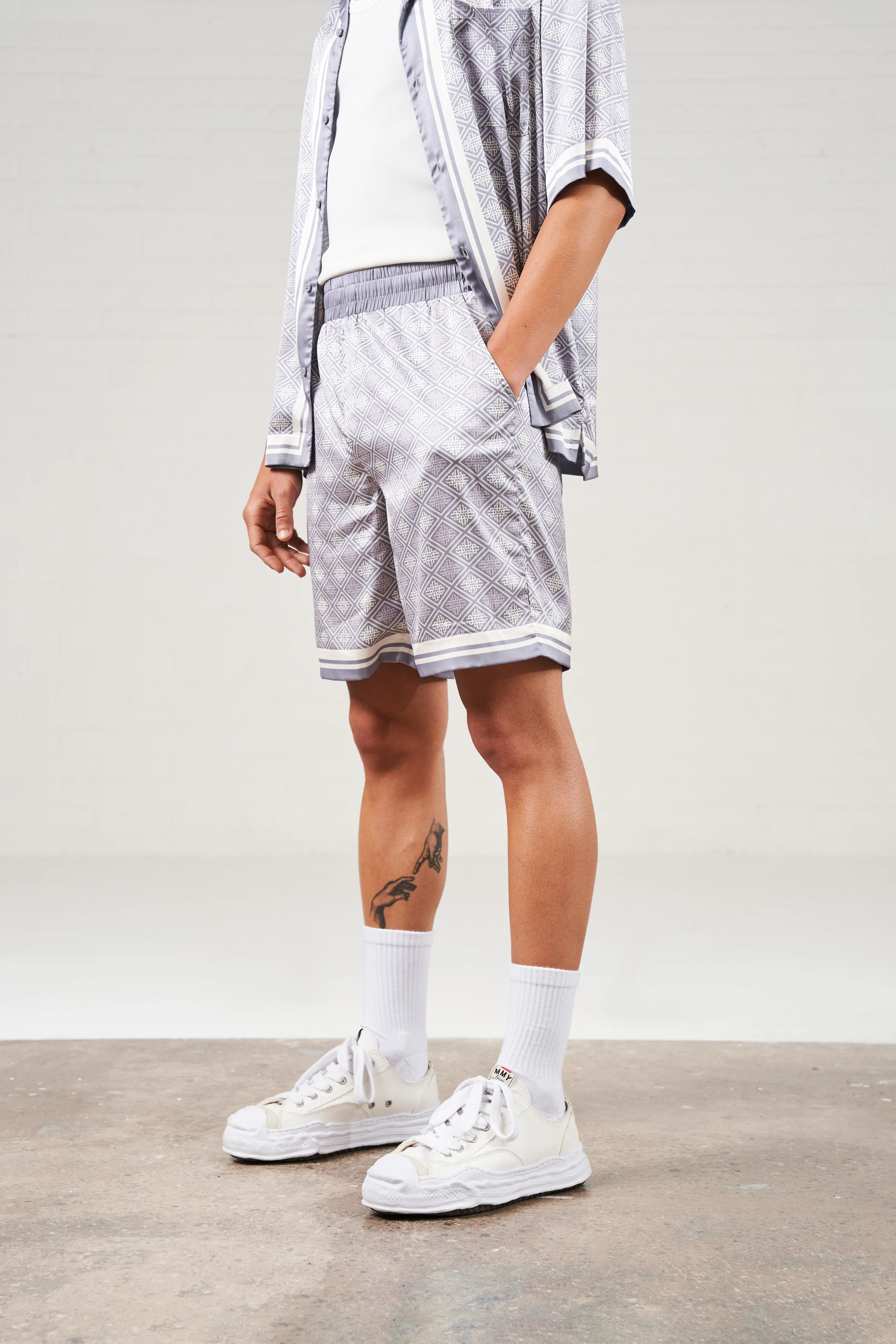 EMBLEM PRINT SHORTS - GREY - Image 3