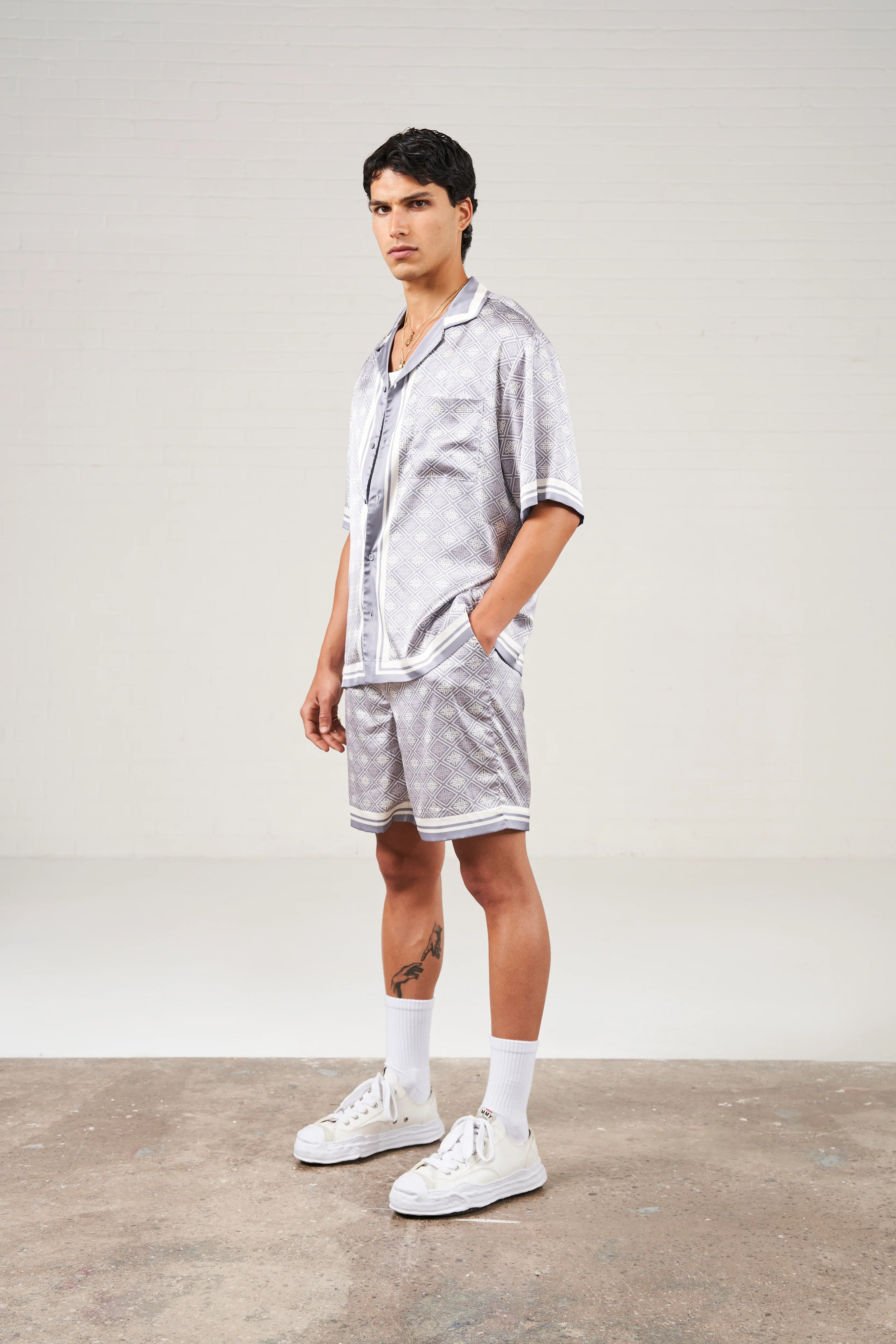 EMBLEM PRINT SHORTS - GREY - Image 6