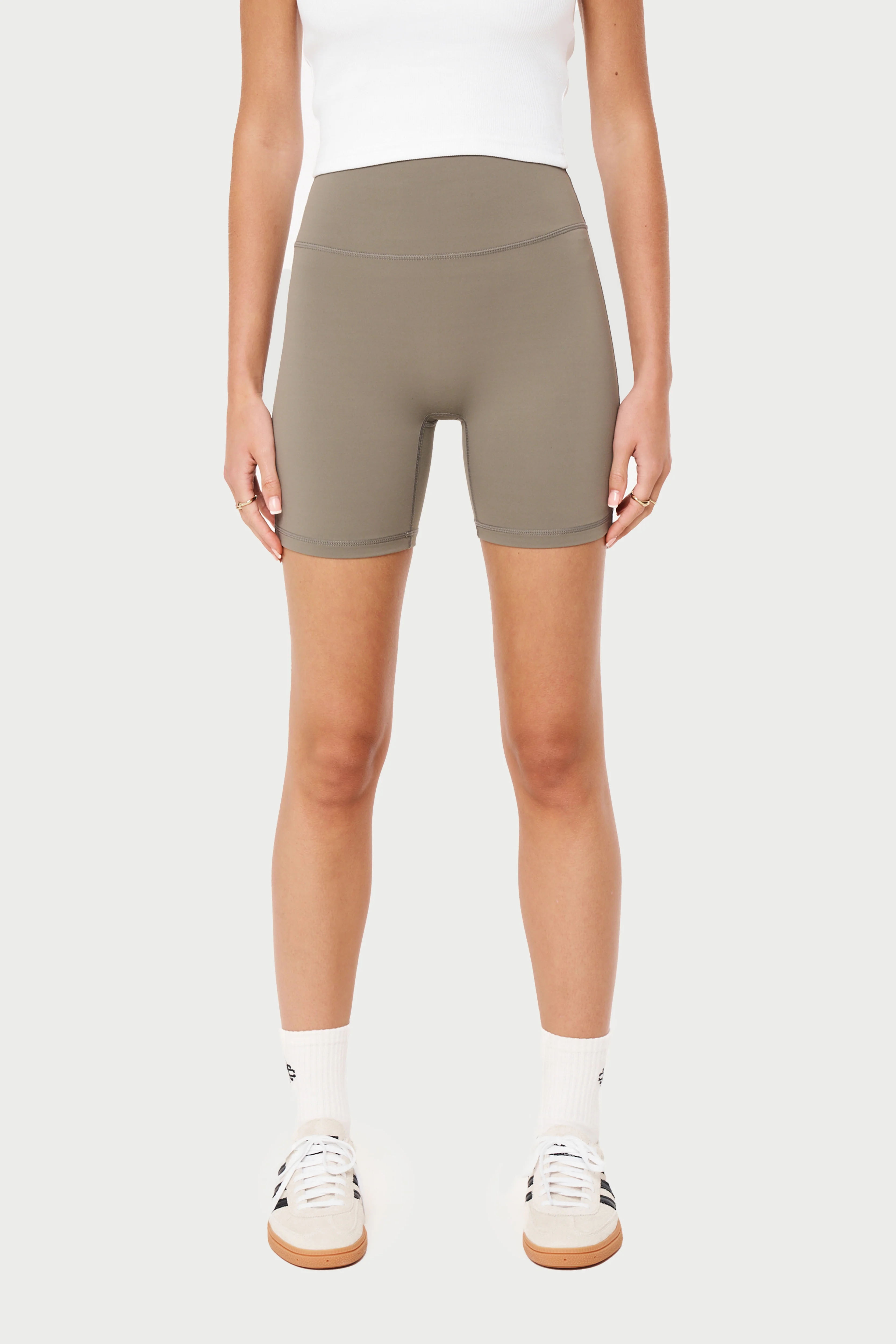 EMBLEM SCULPTING CYCLING SHORTS - KHAKI - Image 4