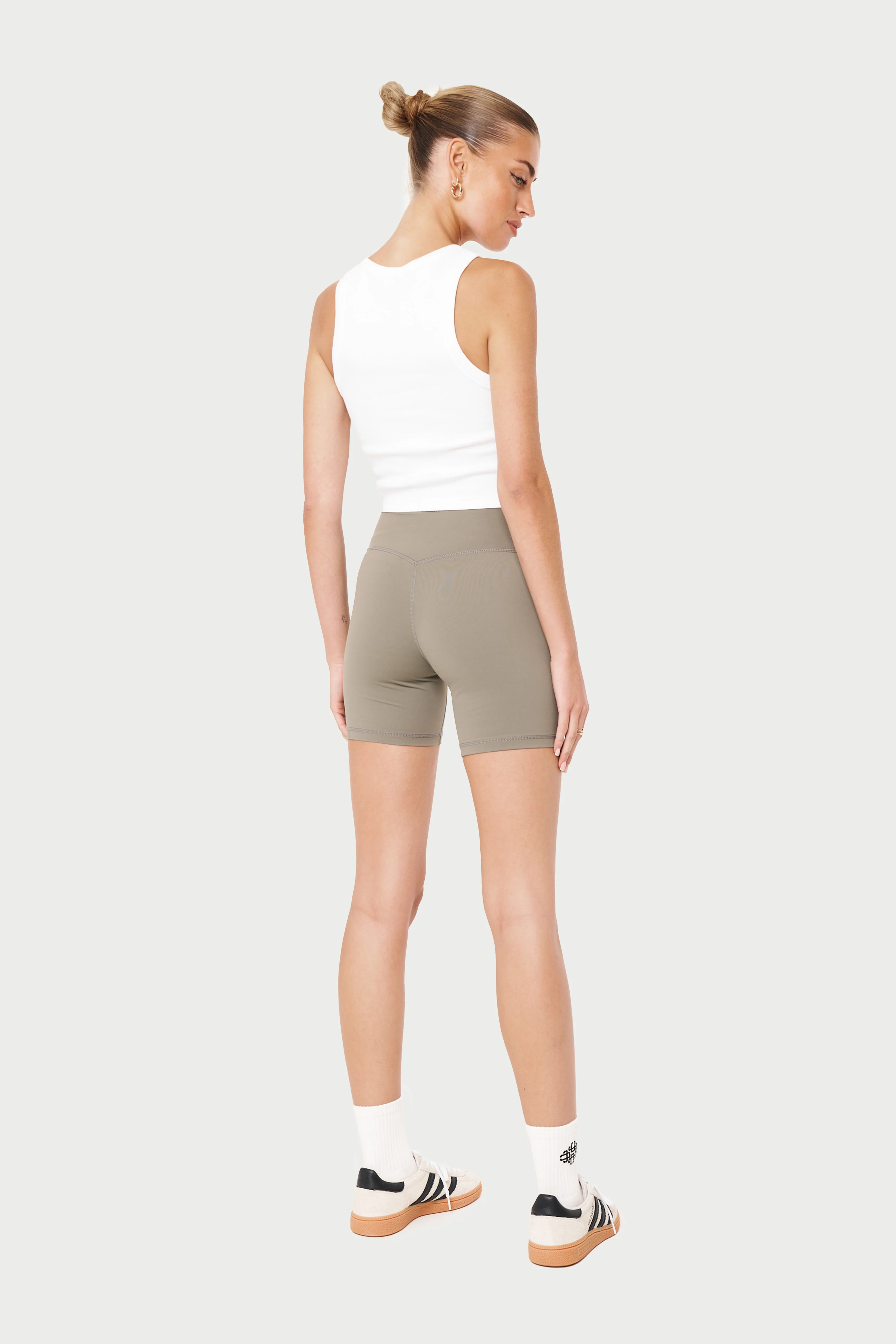 EMBLEM SCULPTING CYCLING SHORTS - KHAKI - Image 6