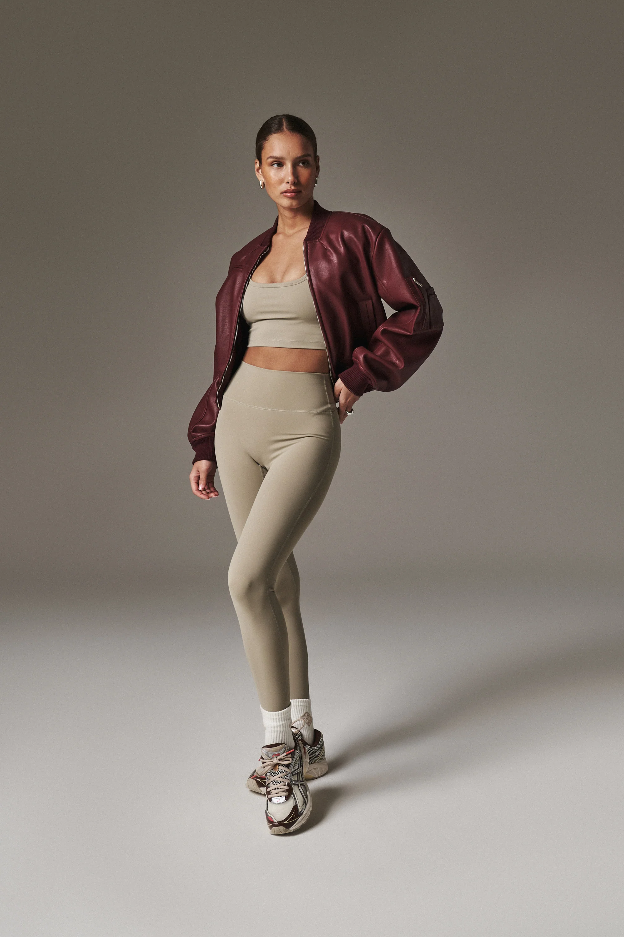 EMBLEM STRETCH SCULPTING LEGGINGS - BEIGE - Image 3