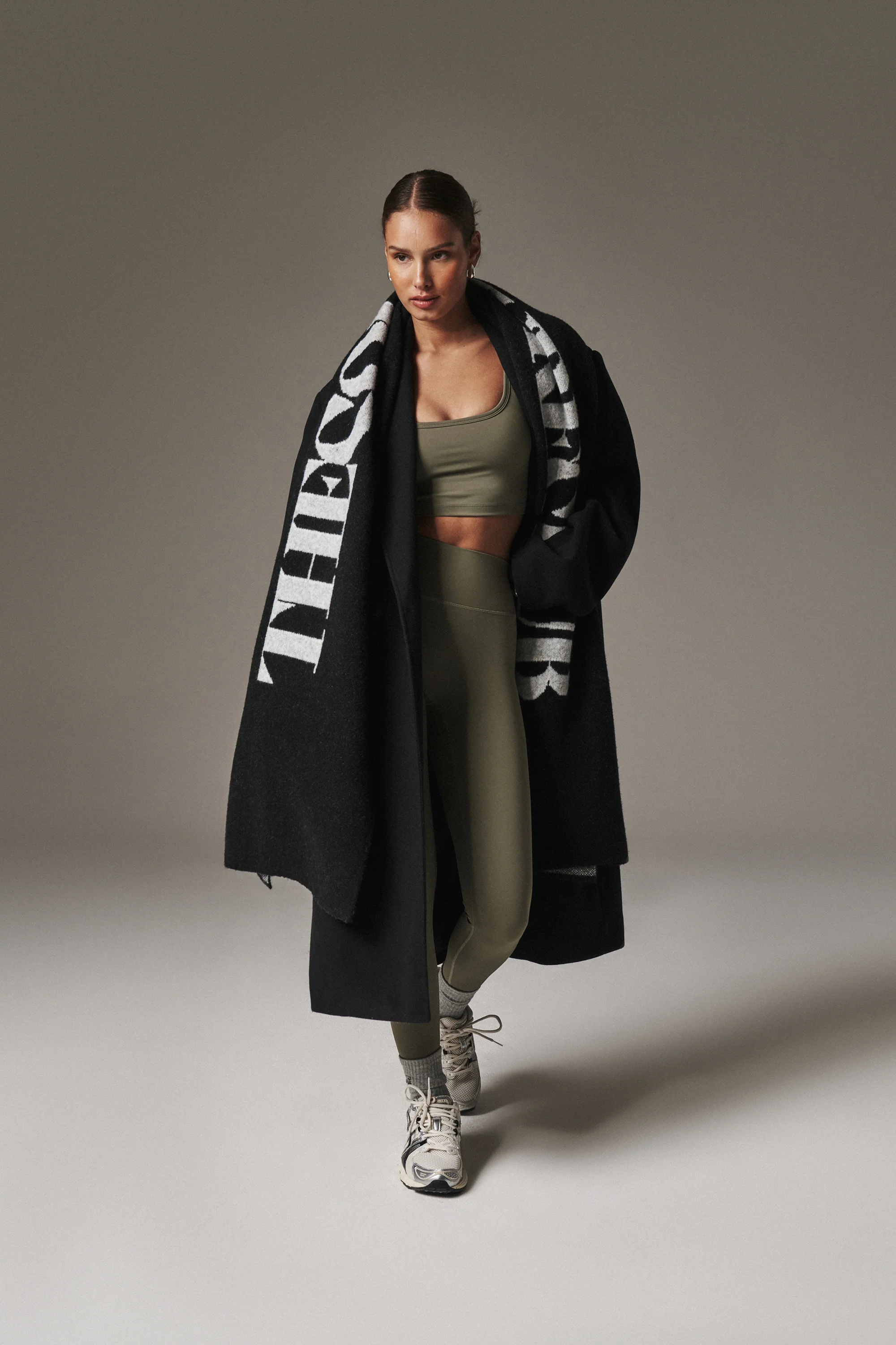 EMBLEM SCULPTING STRETCH LEGGINGS - KHAKI - Image 3