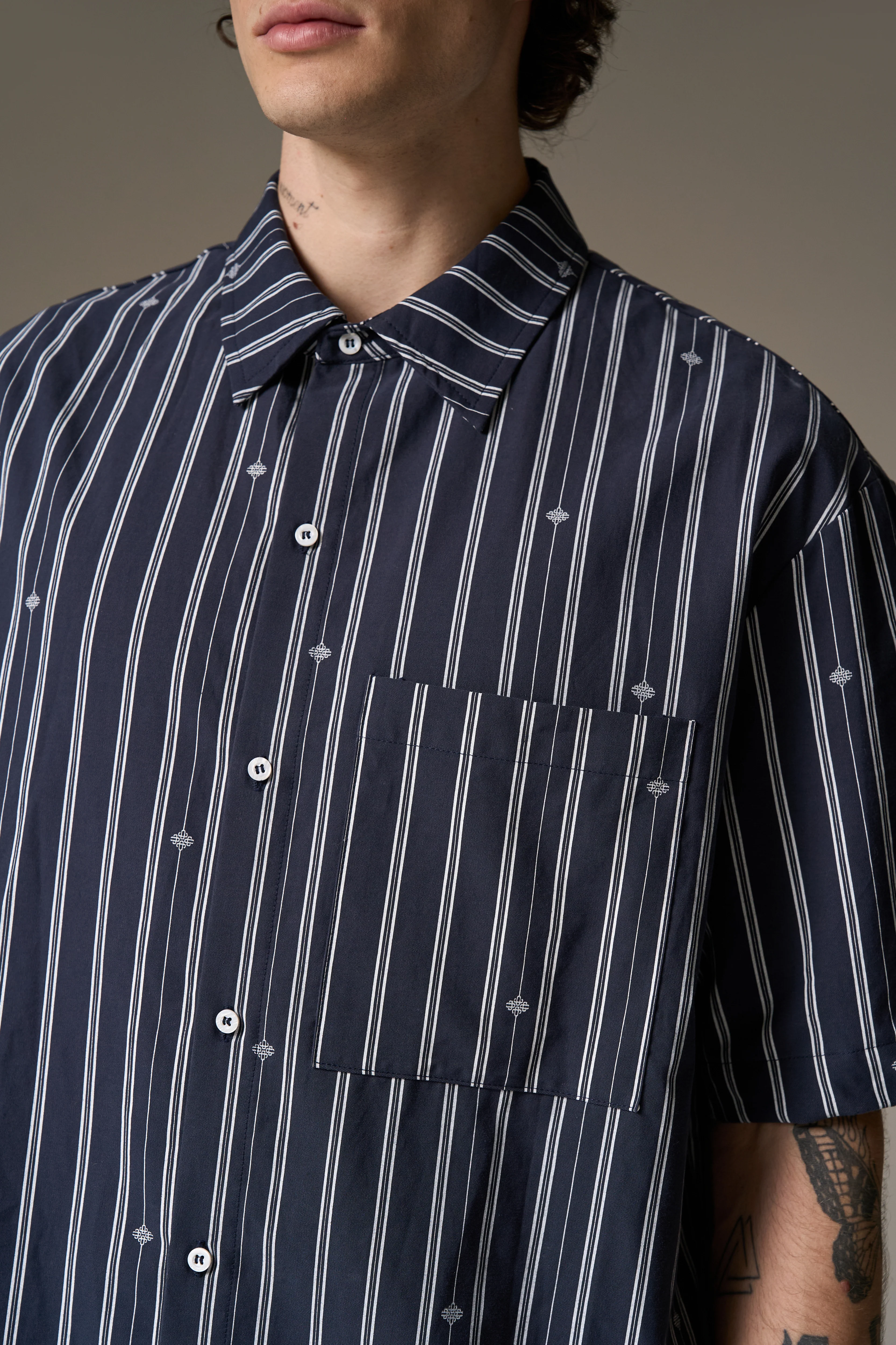 EMBLEM STRIPE SHIRT - NAVY - Image 6