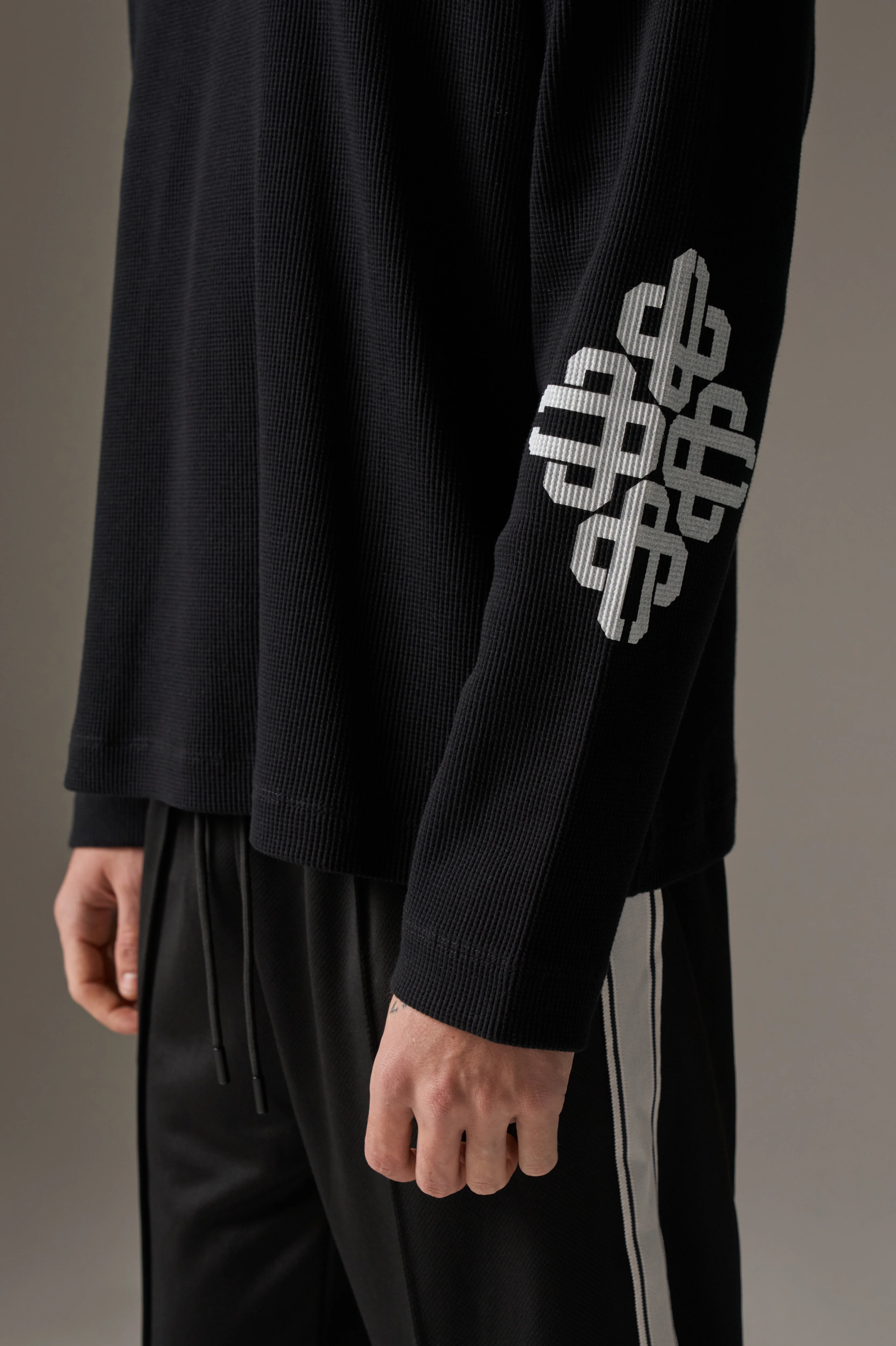 EMBLEM WAFFLE LONG SLEEVE T-SHIRT - BLACK - Image 5