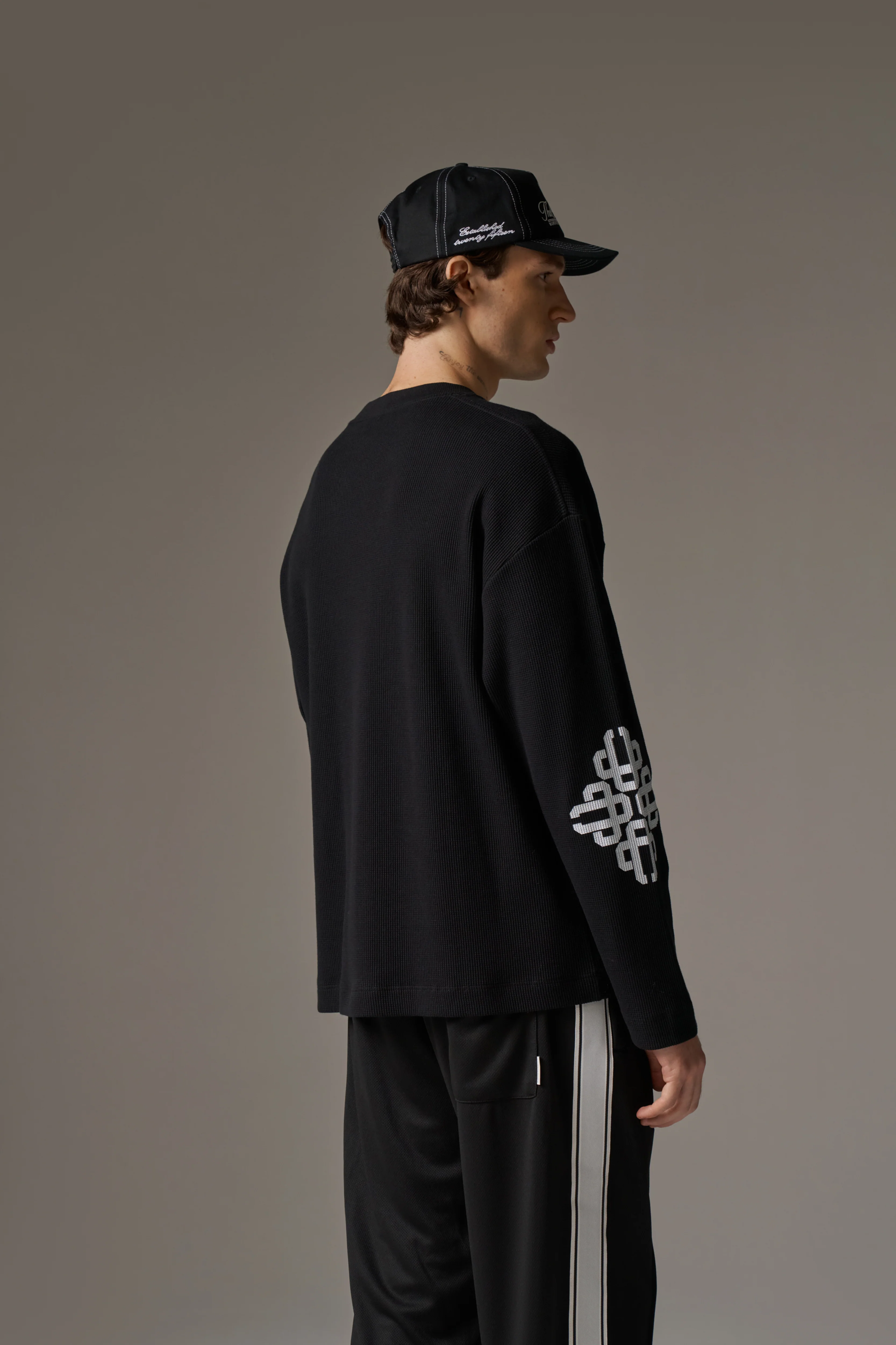 EMBLEM WAFFLE LONG SLEEVE T-SHIRT - BLACK - Image 7