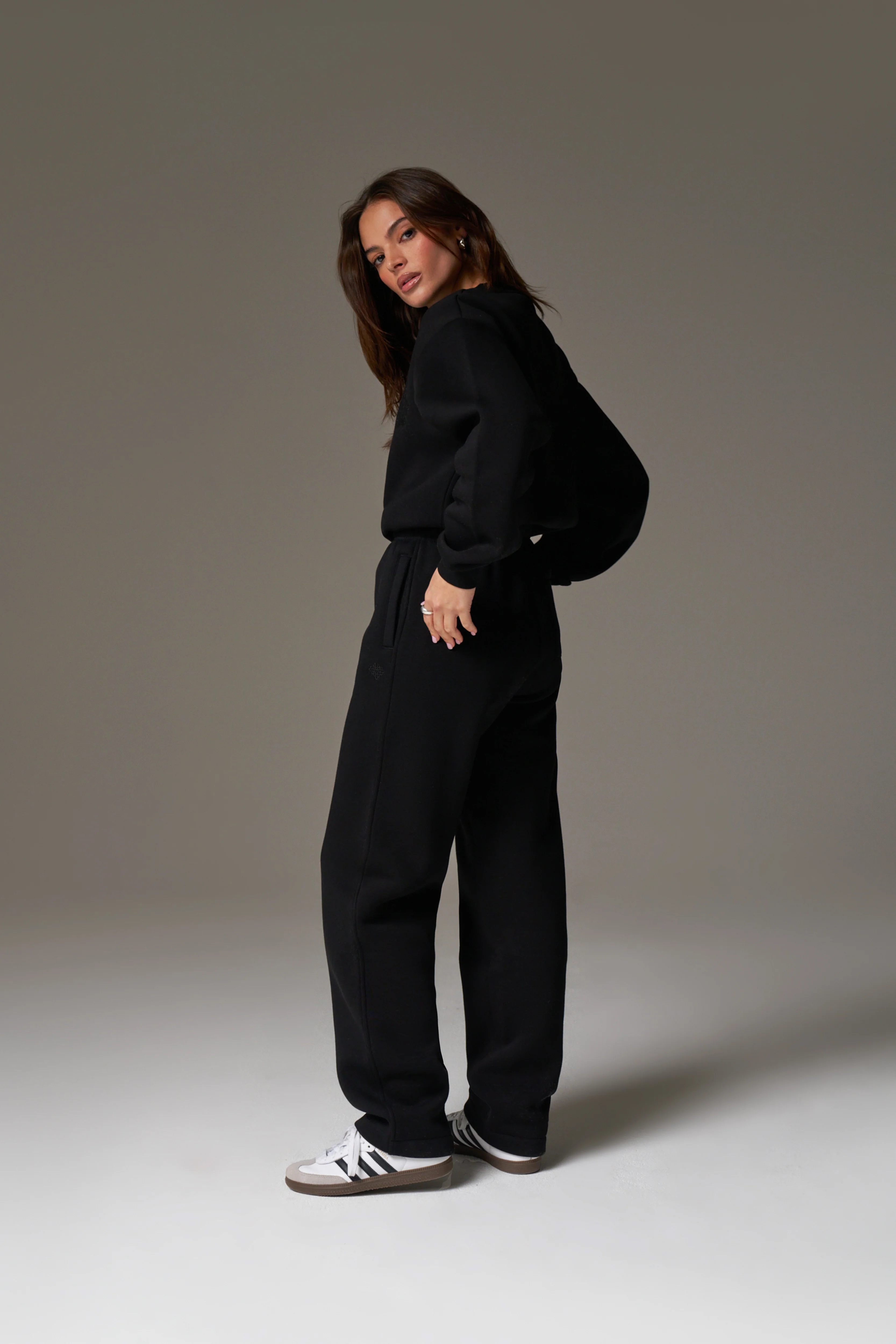 EMBROIDERED CREST SWEATSHIRT - BLACK - Image 5