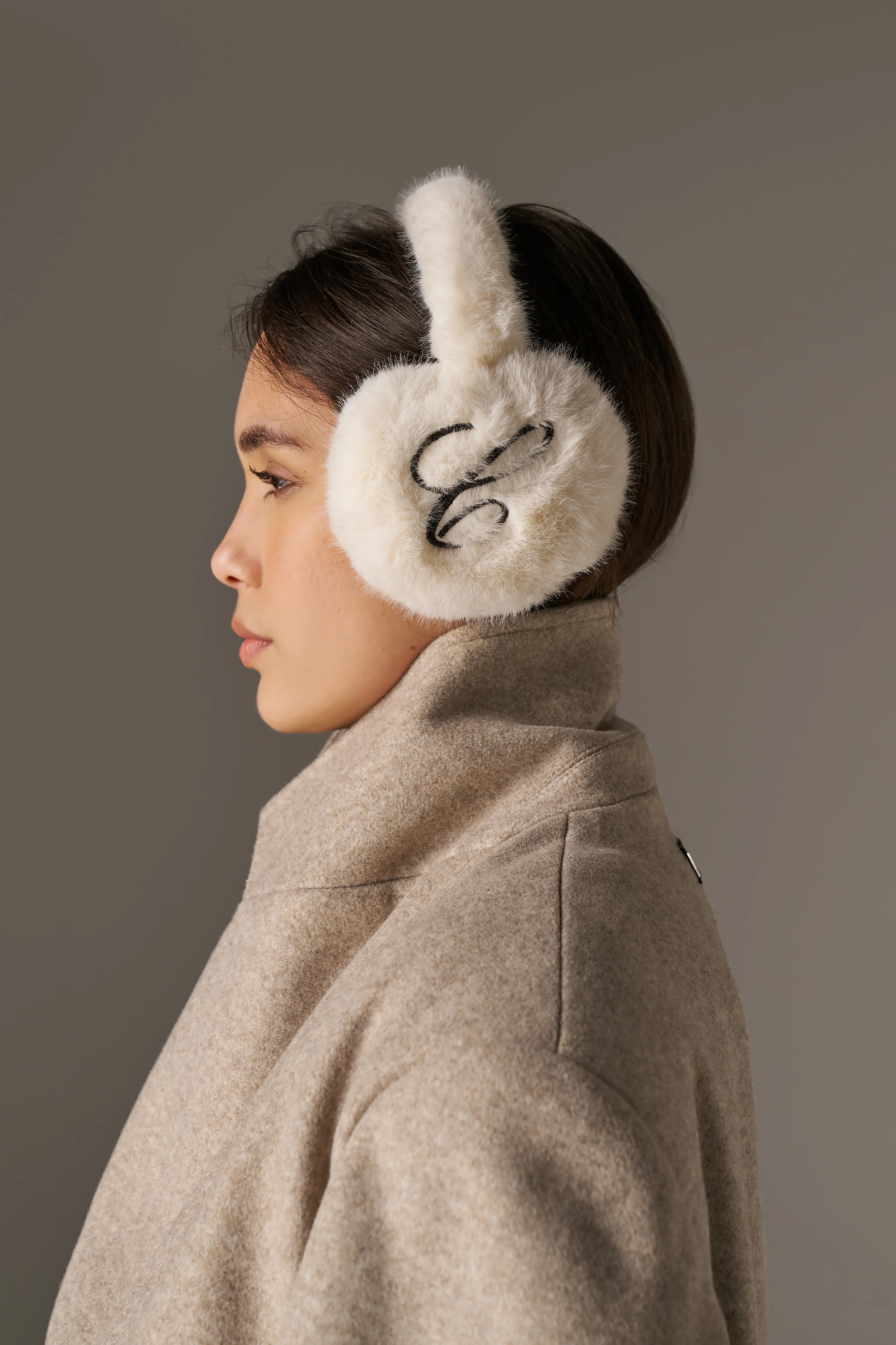 FAUX FUR SINGLE SCRIPT EARMUFFS - CREAM - Image 4