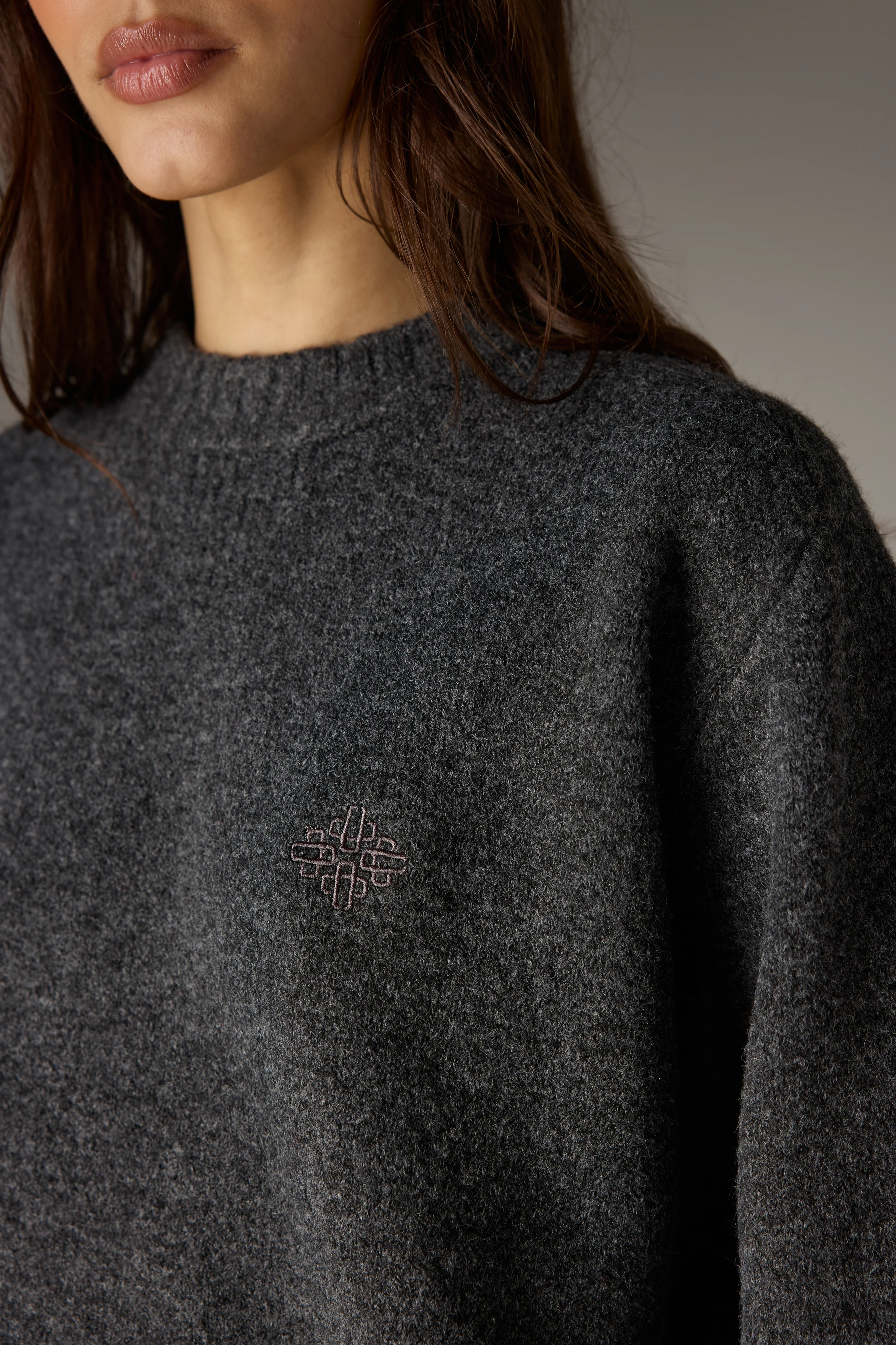 FLUFFY KNIT EMBLEM EMBROIDERED CREW - CHARCOAL - Image 4
