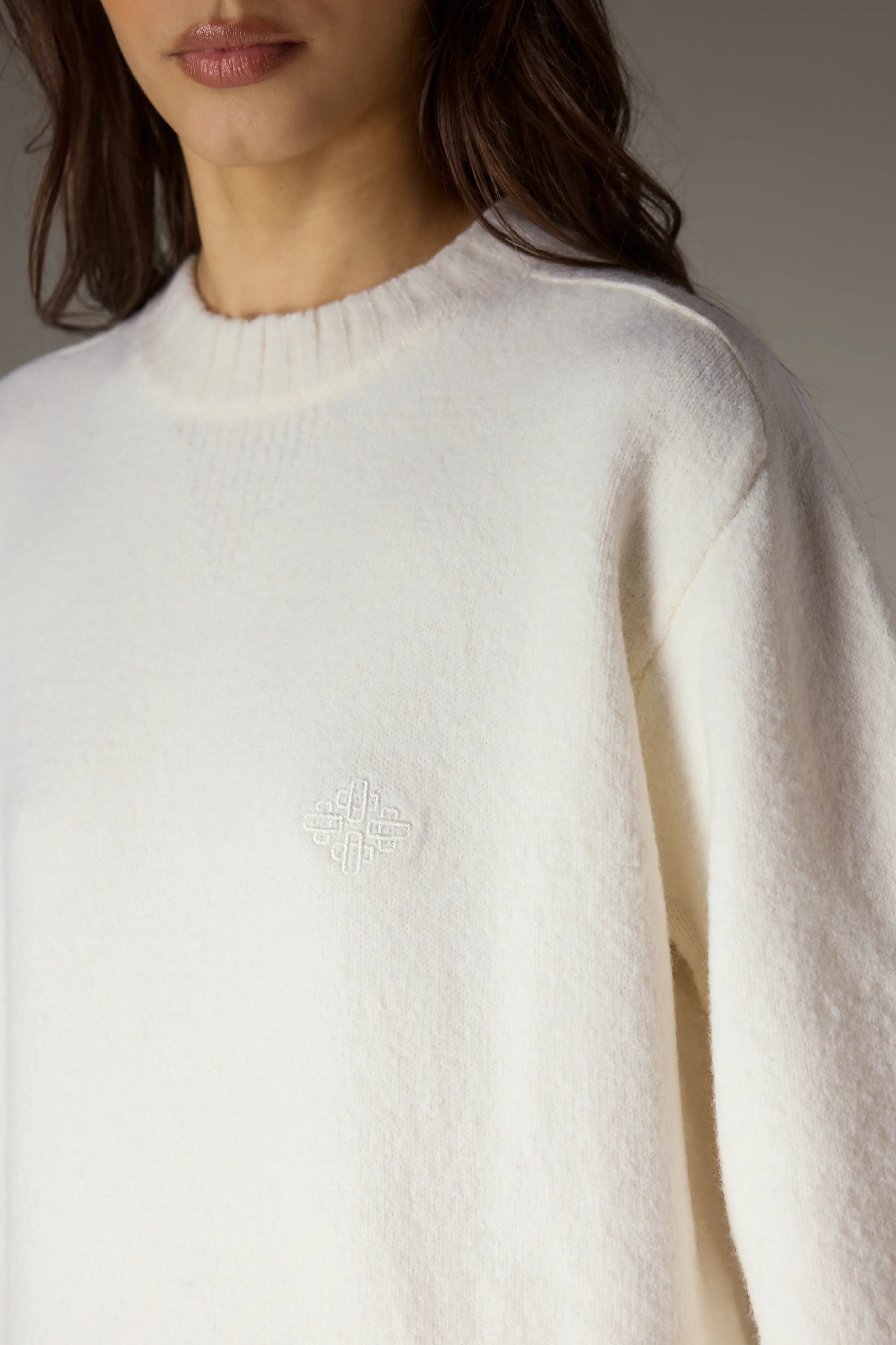 FLUFFY KNIT EMBLEM EMBROIDERED CREW - OFF WHITE - Image 4