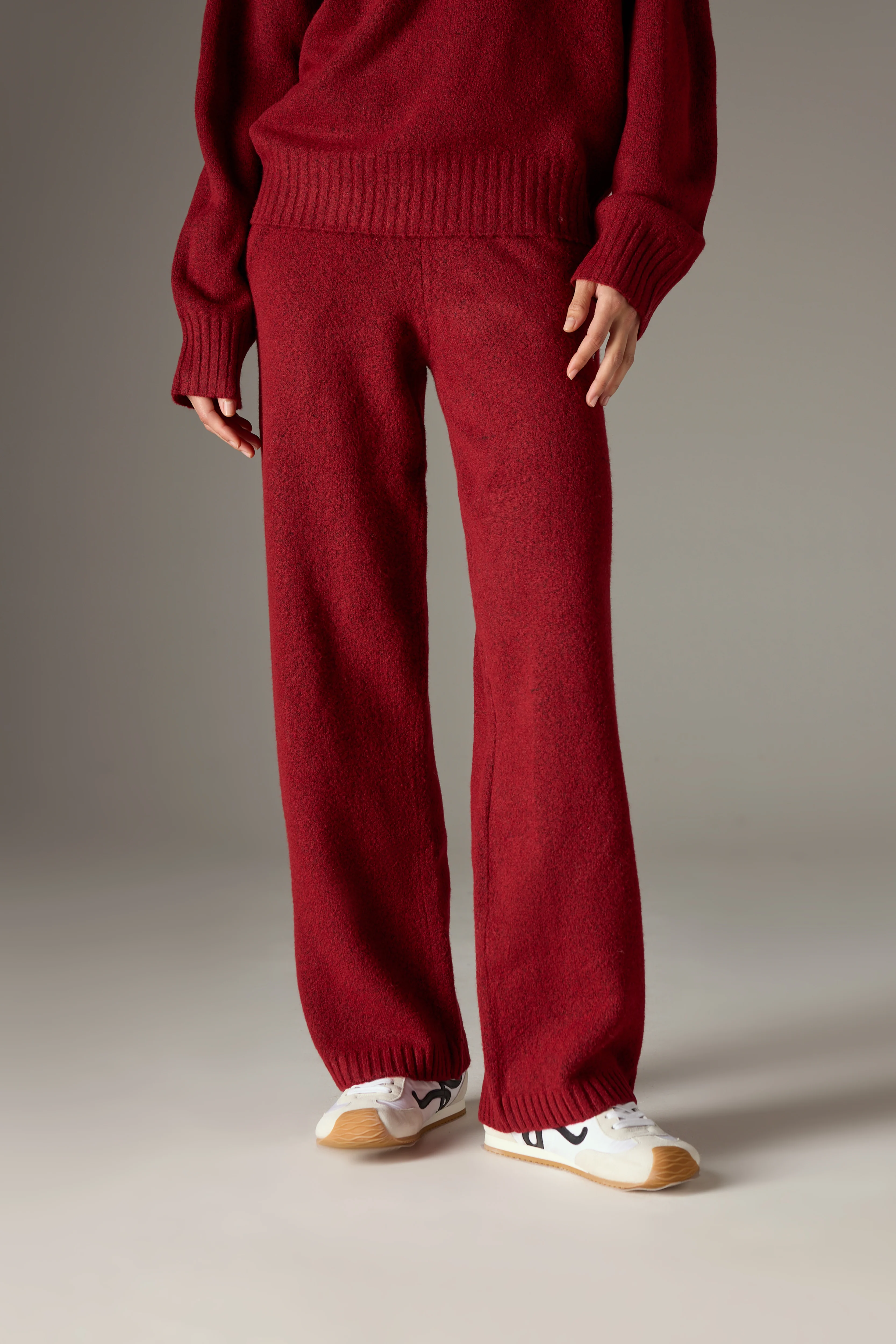 FLUFFY KNIT EMBLEM EMBROIDERED JOGGER - BURGUNDY - Image 4