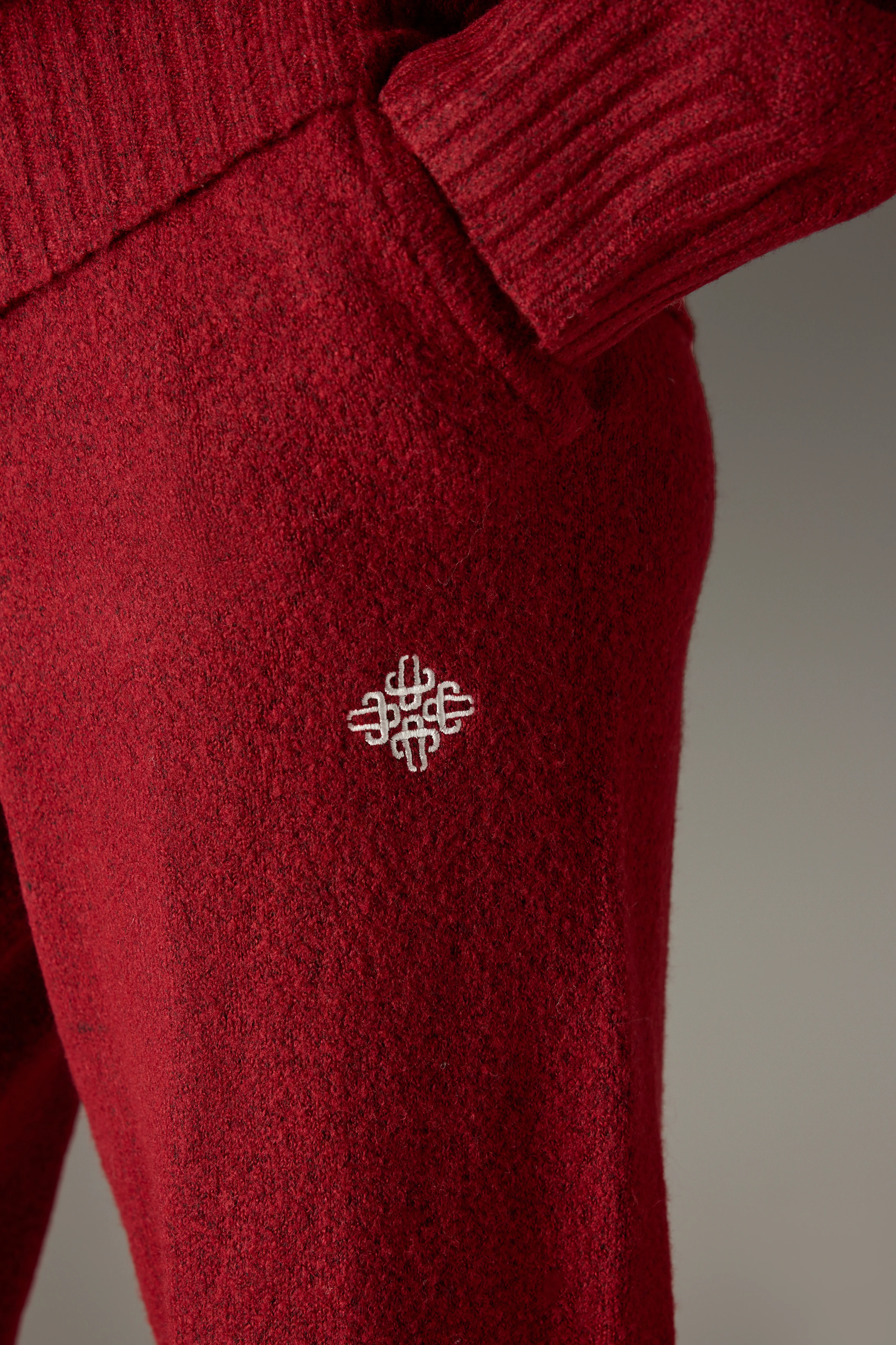 FLUFFY KNIT EMBLEM EMBROIDERED JOGGER - BURGUNDY - Image 5