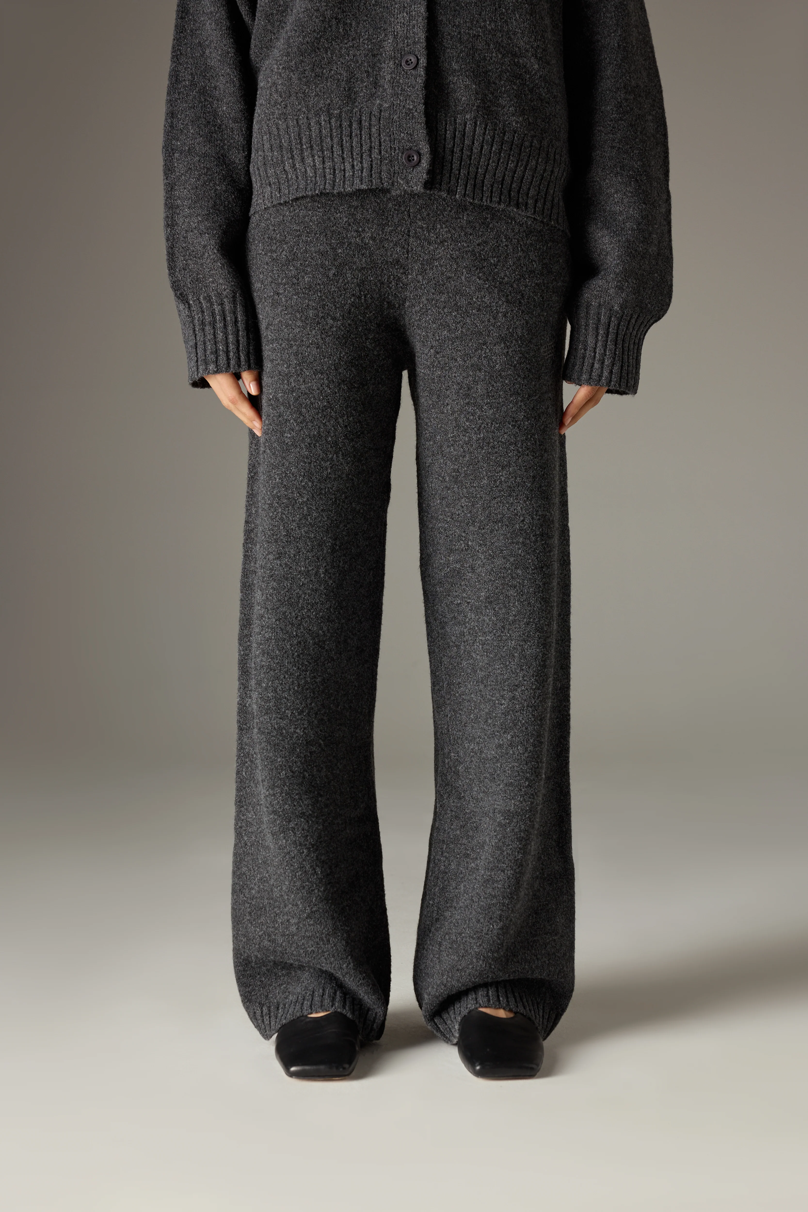 FLUFFY KNIT EMBLEM EMBROIDERED JOGGER - CHARCOAL - Image 4