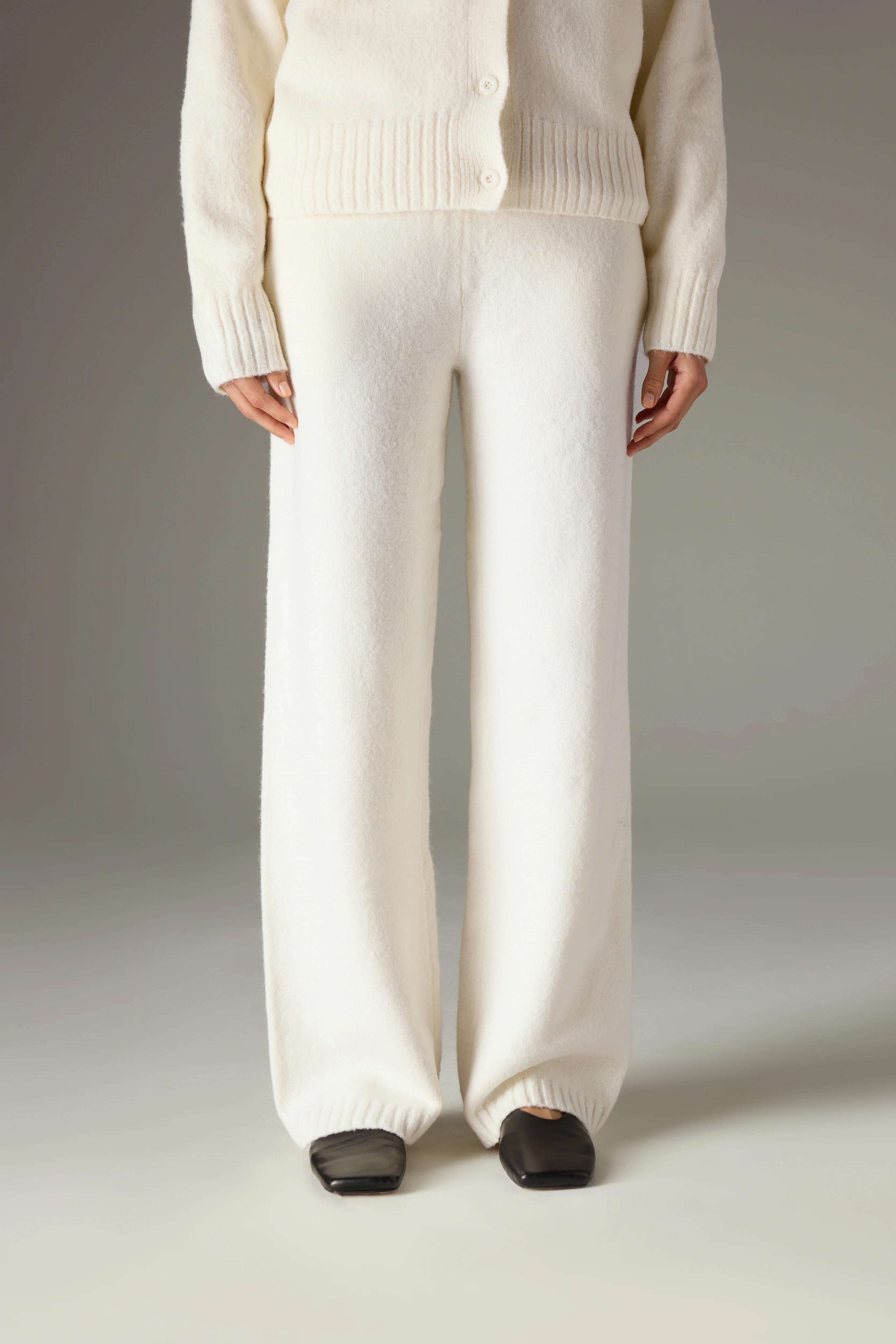 FLUFFY KNIT EMBLEM EMBROIDERED JOGGER - OFF-WHITE - Image 4