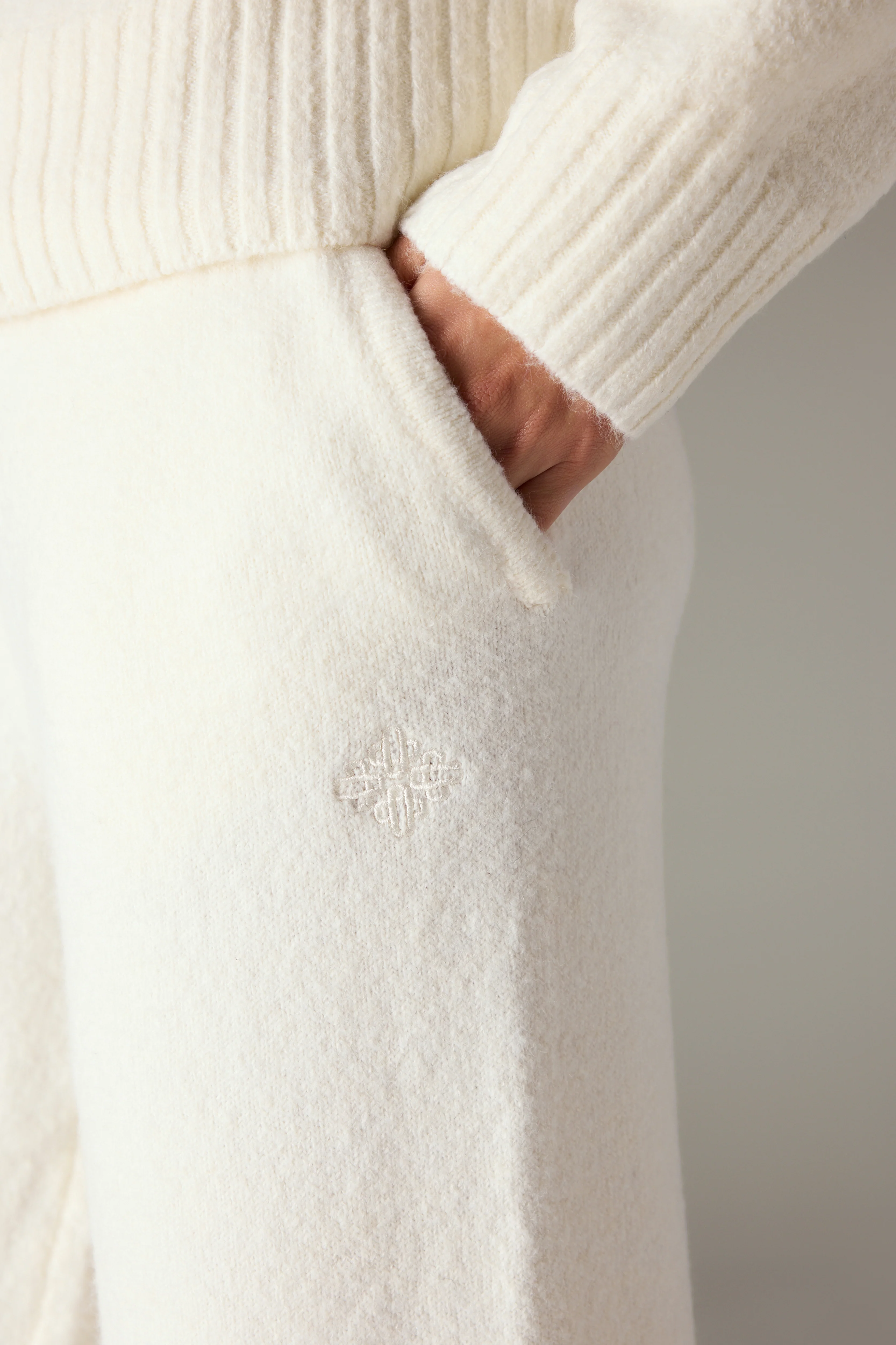 FLUFFY KNIT EMBLEM EMBROIDERED JOGGER - OFF-WHITE - Image 5