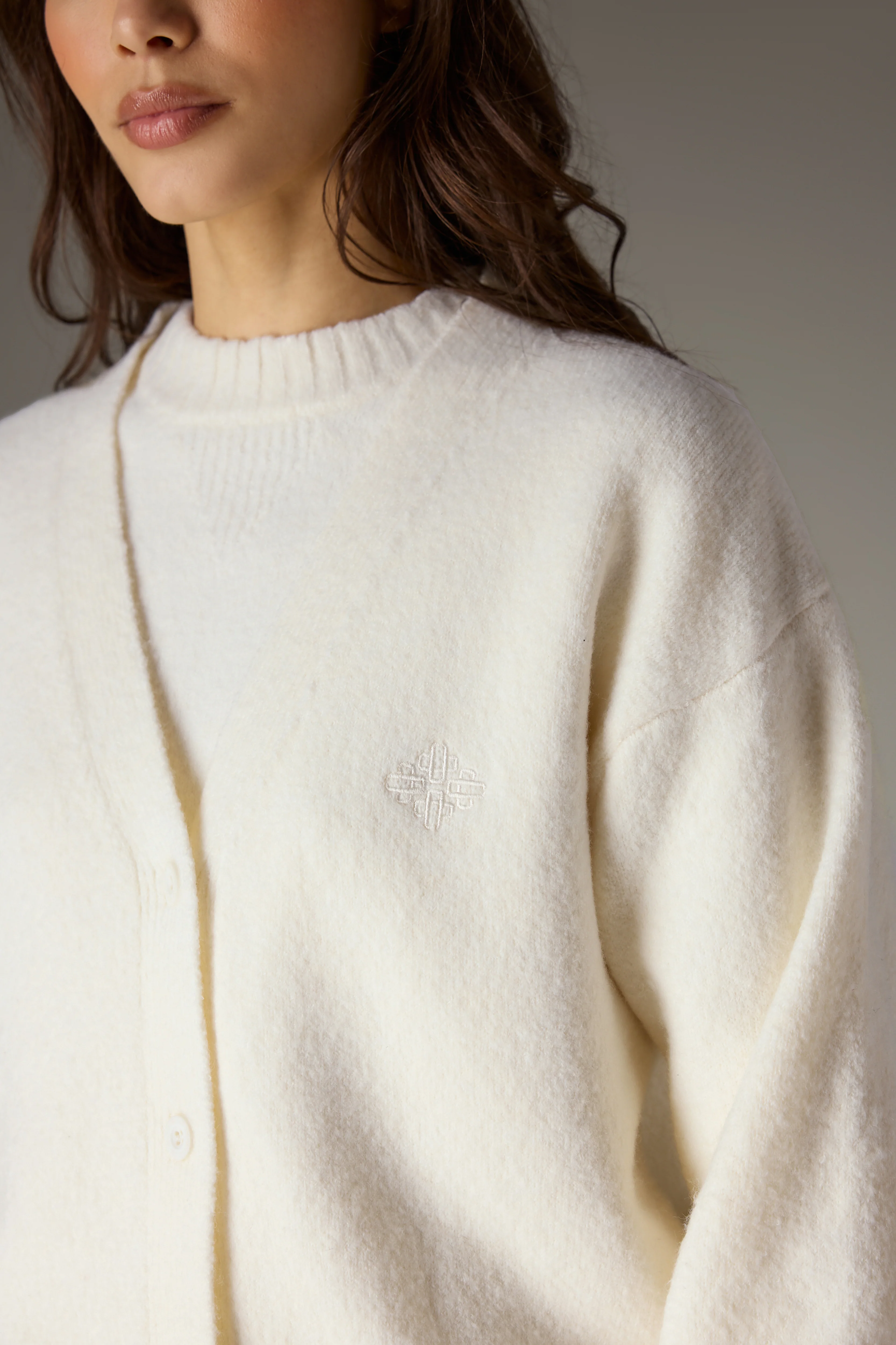 FLUFFY KNIT EMBLEM CARDIGAN - OFF-WHITE - Image 4