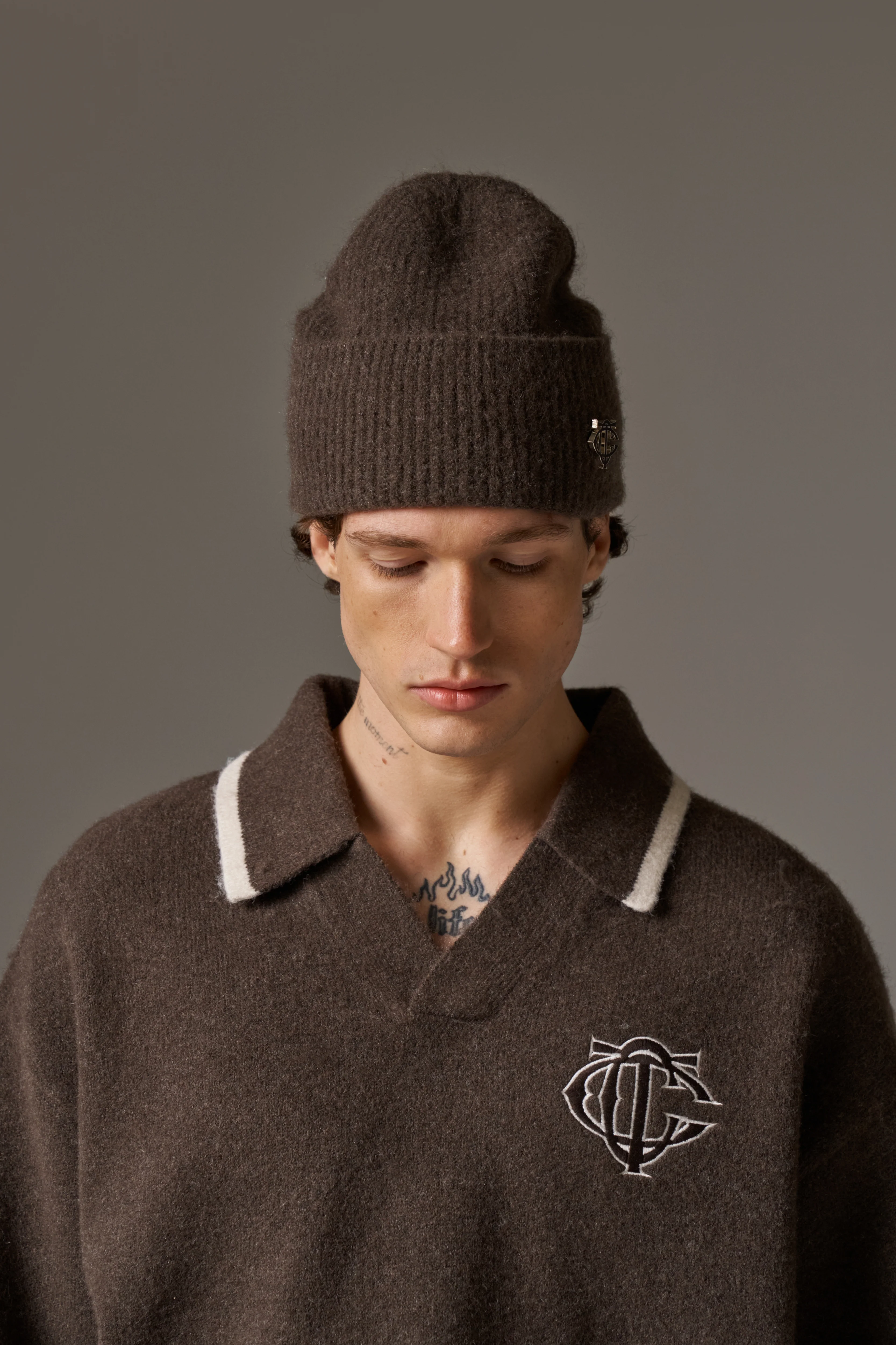 FLUFFY KNIT MONOGRAM PIN BADGE BEANIE - BROWN - Image 6