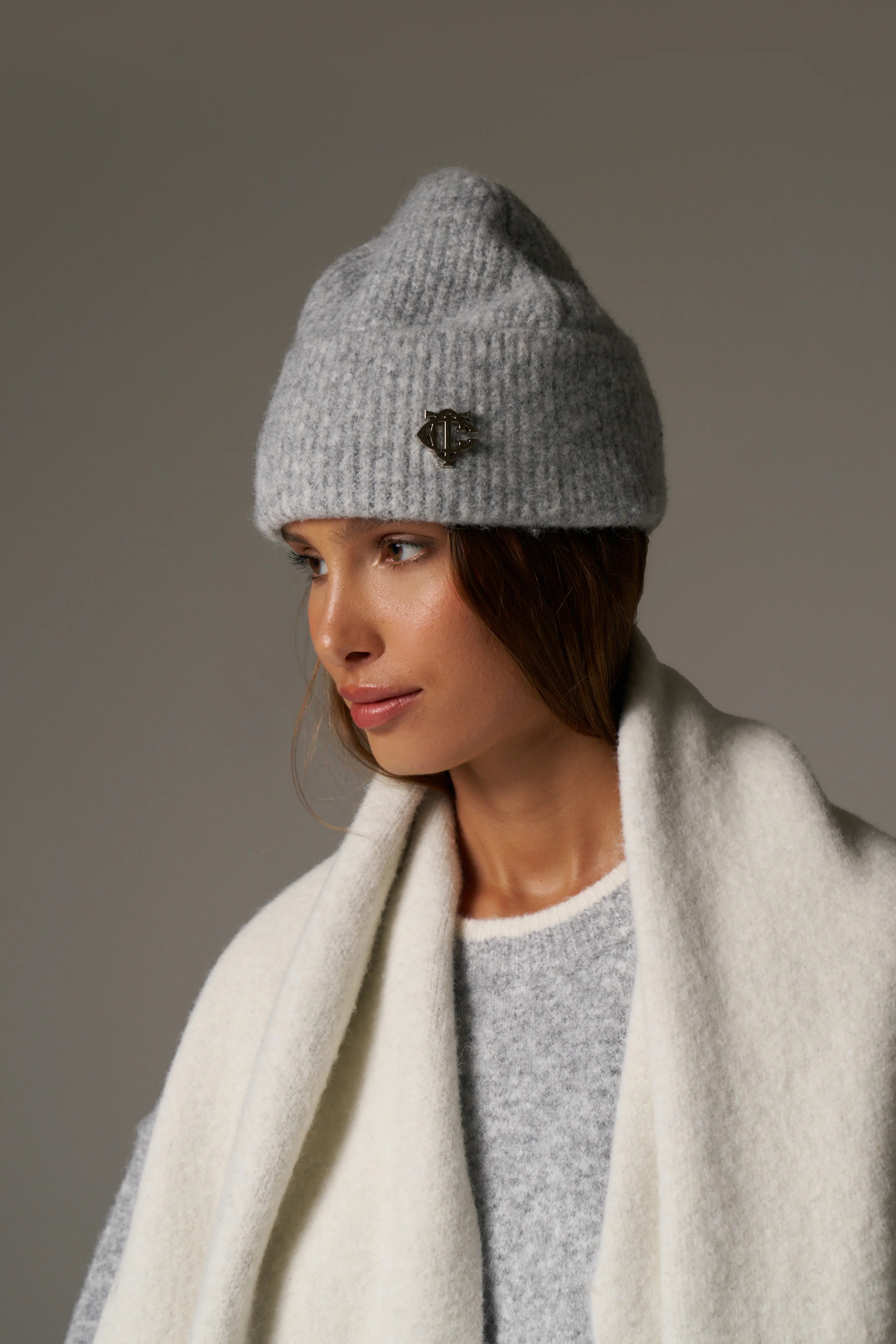 FLUFFY KNIT MONOGRAM PIN BADGE BEANIE - GREY - Image 5