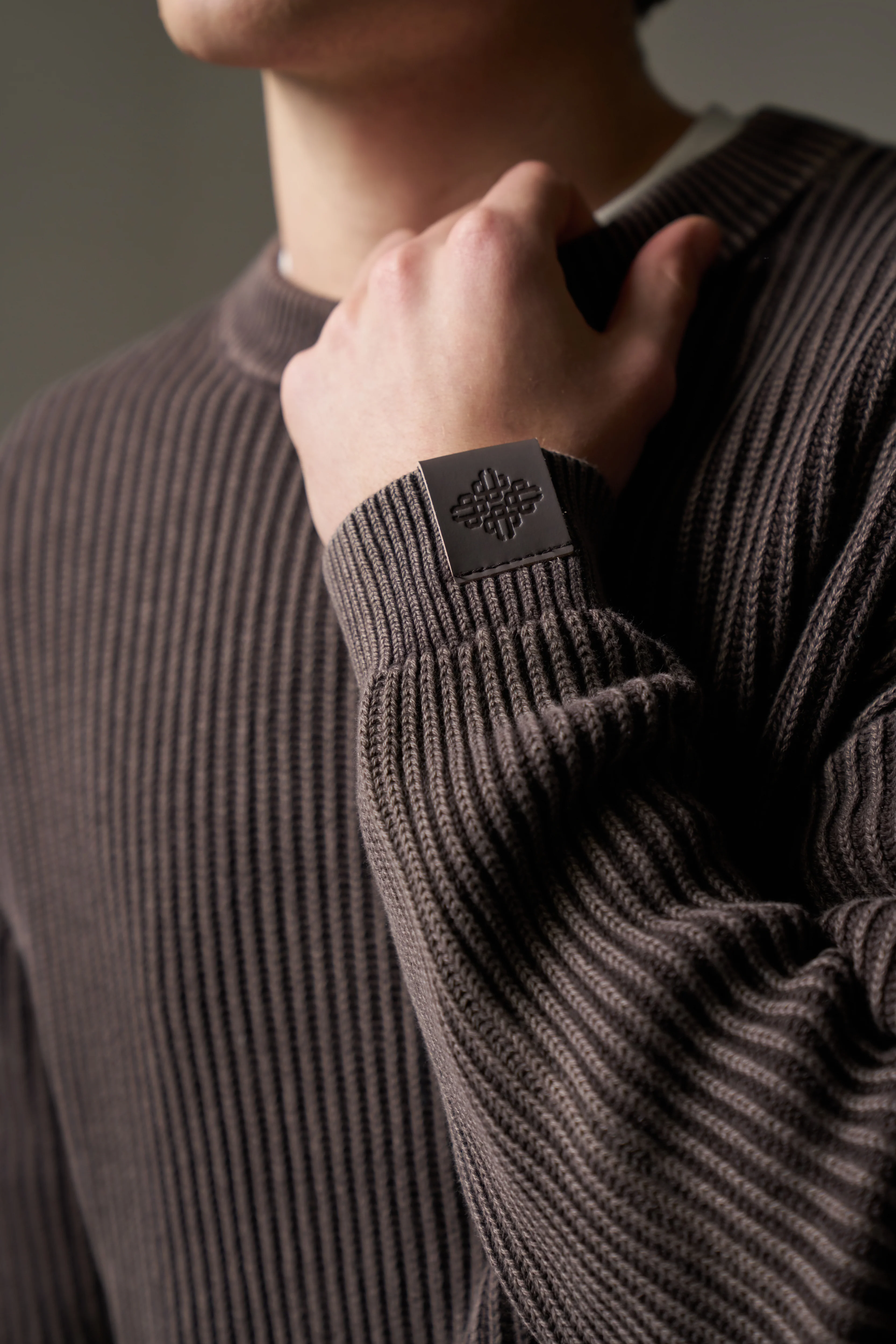 HEAVY WASHED RIBBED KNIT CREW - BROWN - Image 5