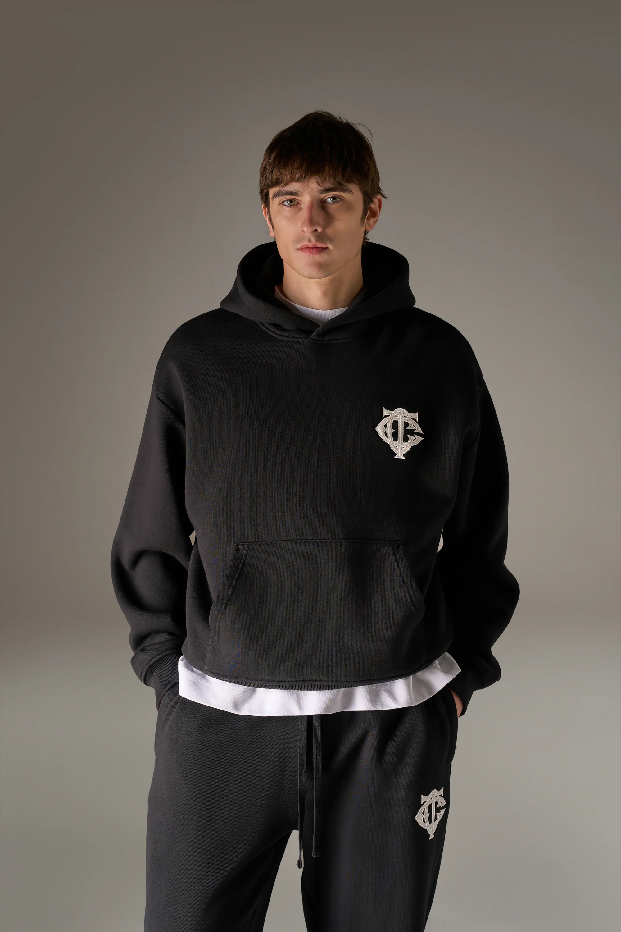 HEAVYWEIGHT MONOGRAM APPLIQUE EMBLEM HOODIE - BLACK - Image 2
