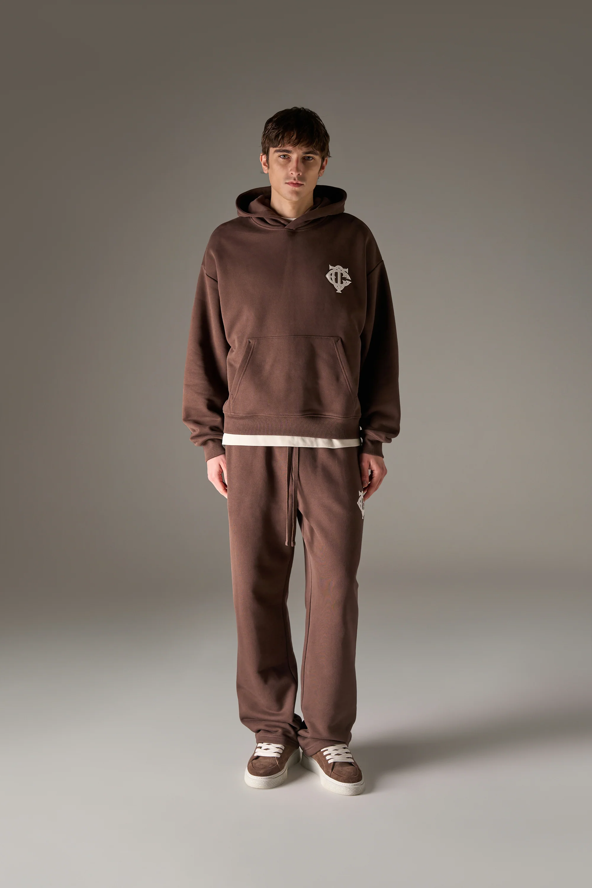 HEAVYWEIGHT MONOGRAM APPLIQUE EMBLEM HOODIE - BROWN - Image 3