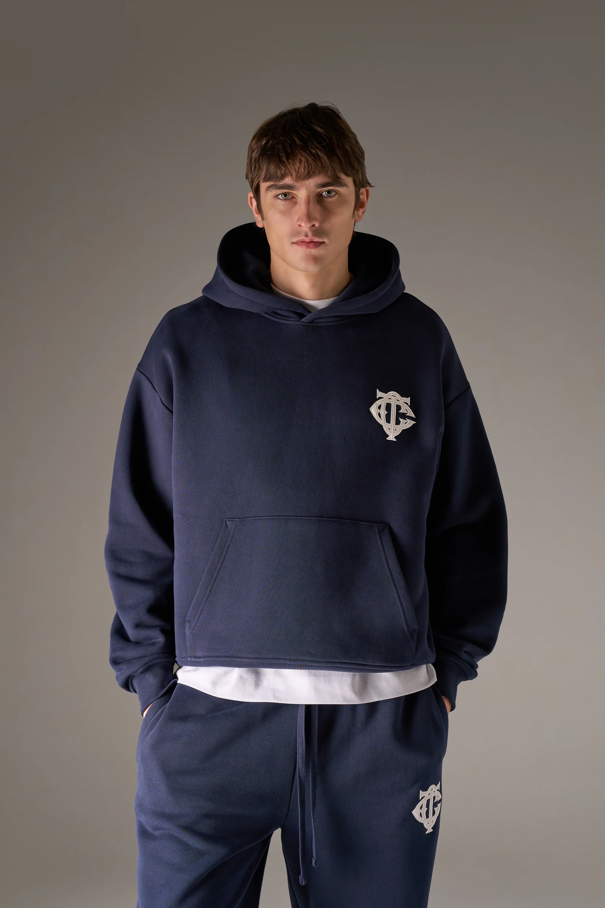HEAVYWEIGHT MONOGRAM APPLIQUE EMBLEM HOODIE - NAVY - Image 2
