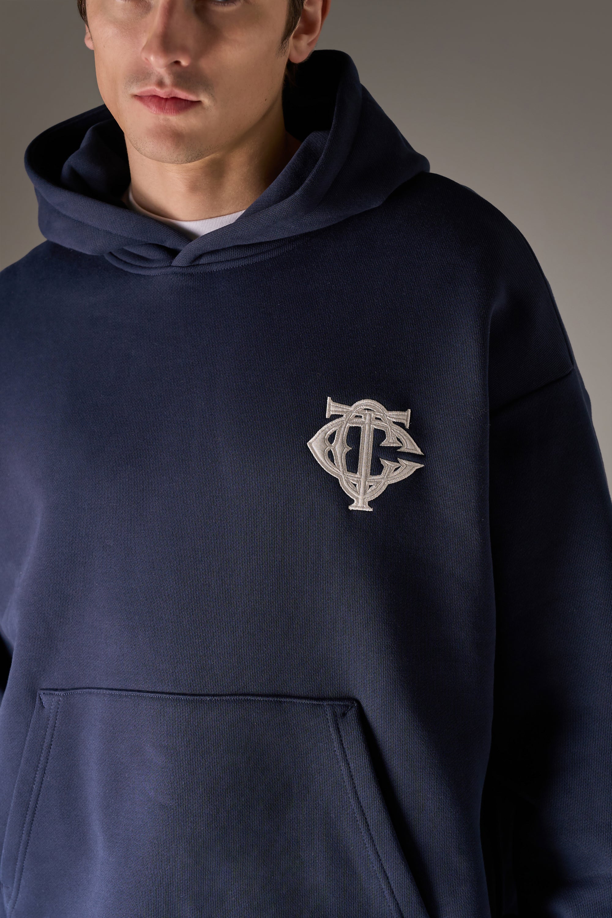 HEAVYWEIGHT MONOGRAM APPLIQUE EMBLEM HOODIE - NAVY - Image 4