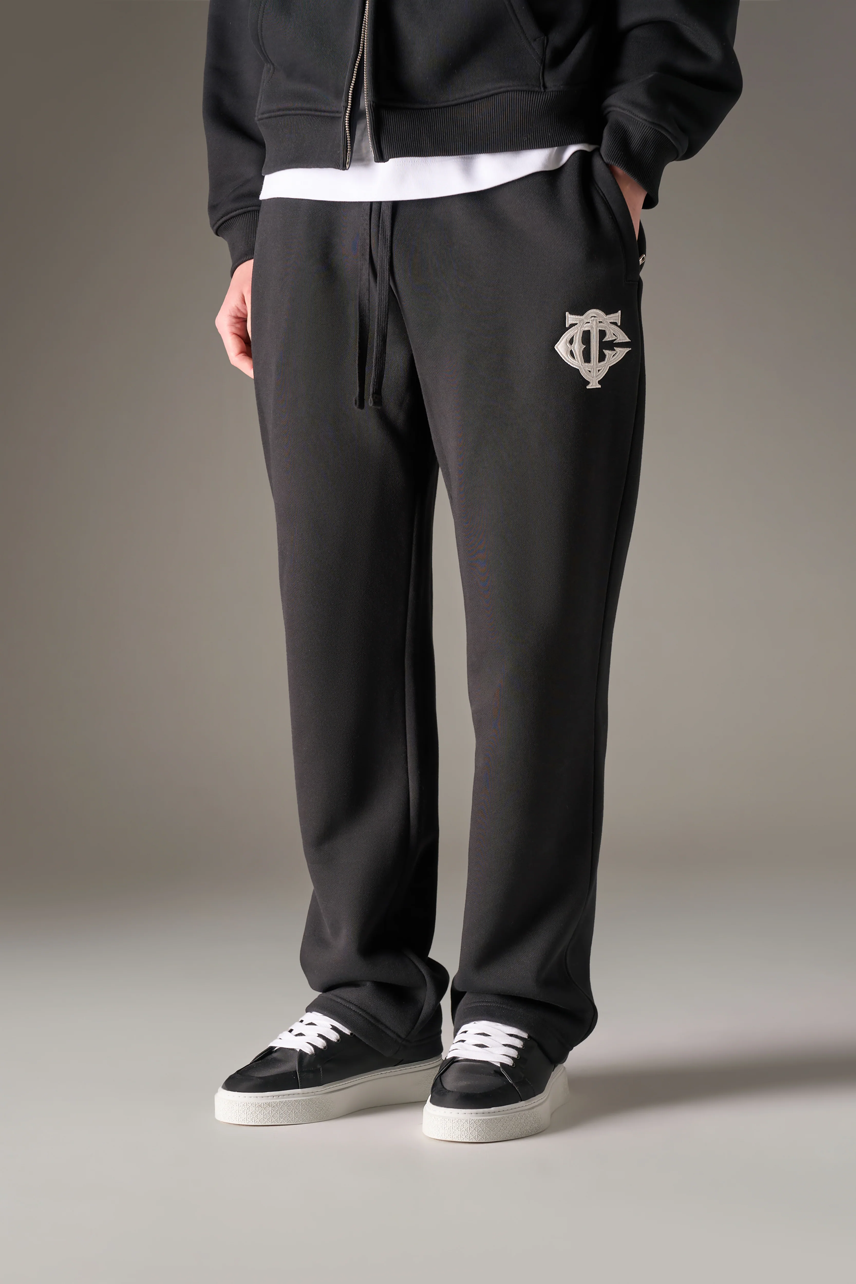 HEAVYWEIGHT MONOGRAM APPLIQUE EMBLEM JOGGERS - BLACK - Image 2