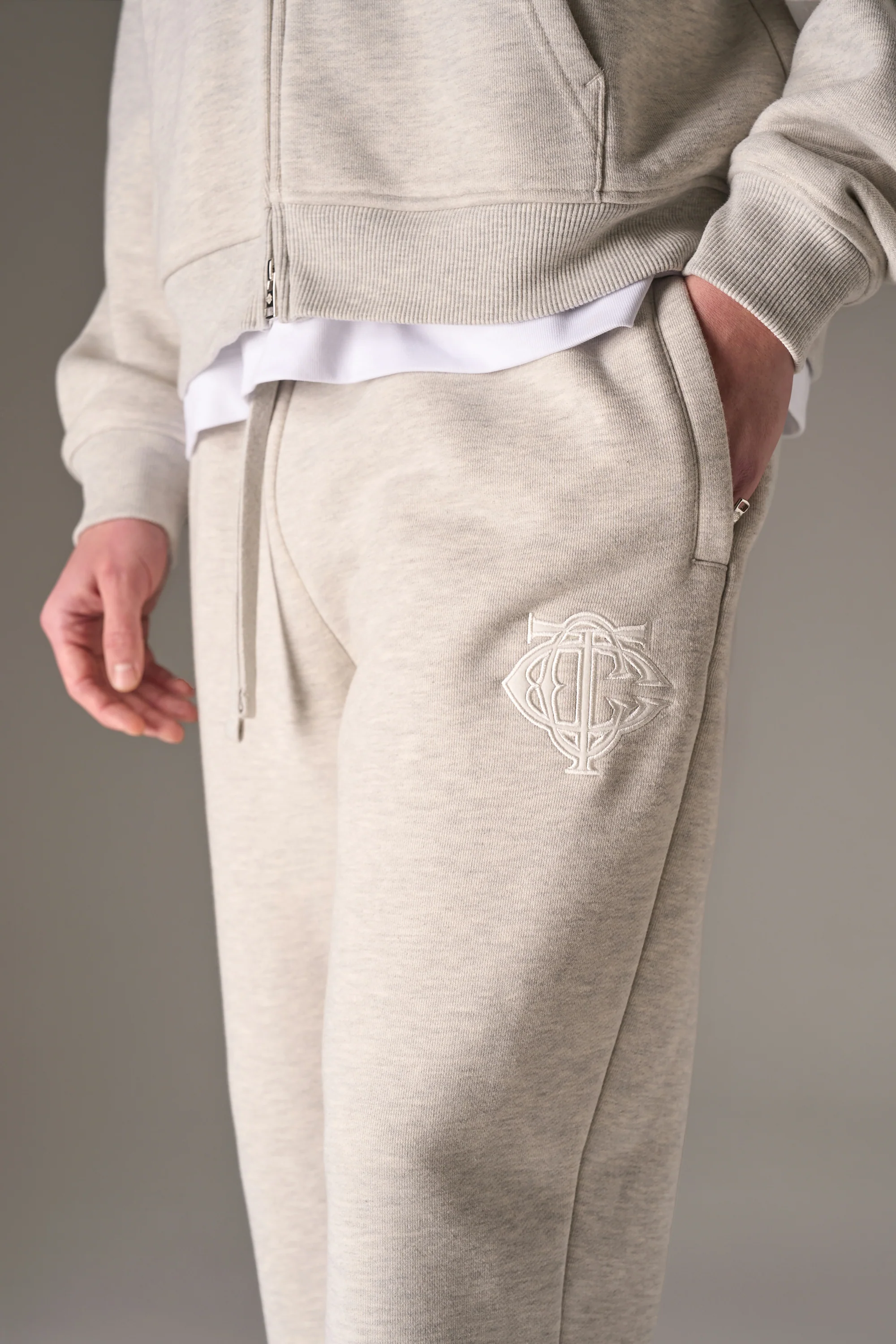 HEAVYWEIGHT MONOGRAM APPLIQUE EMBLEM JOGGERS - GREY MARL - Image 6