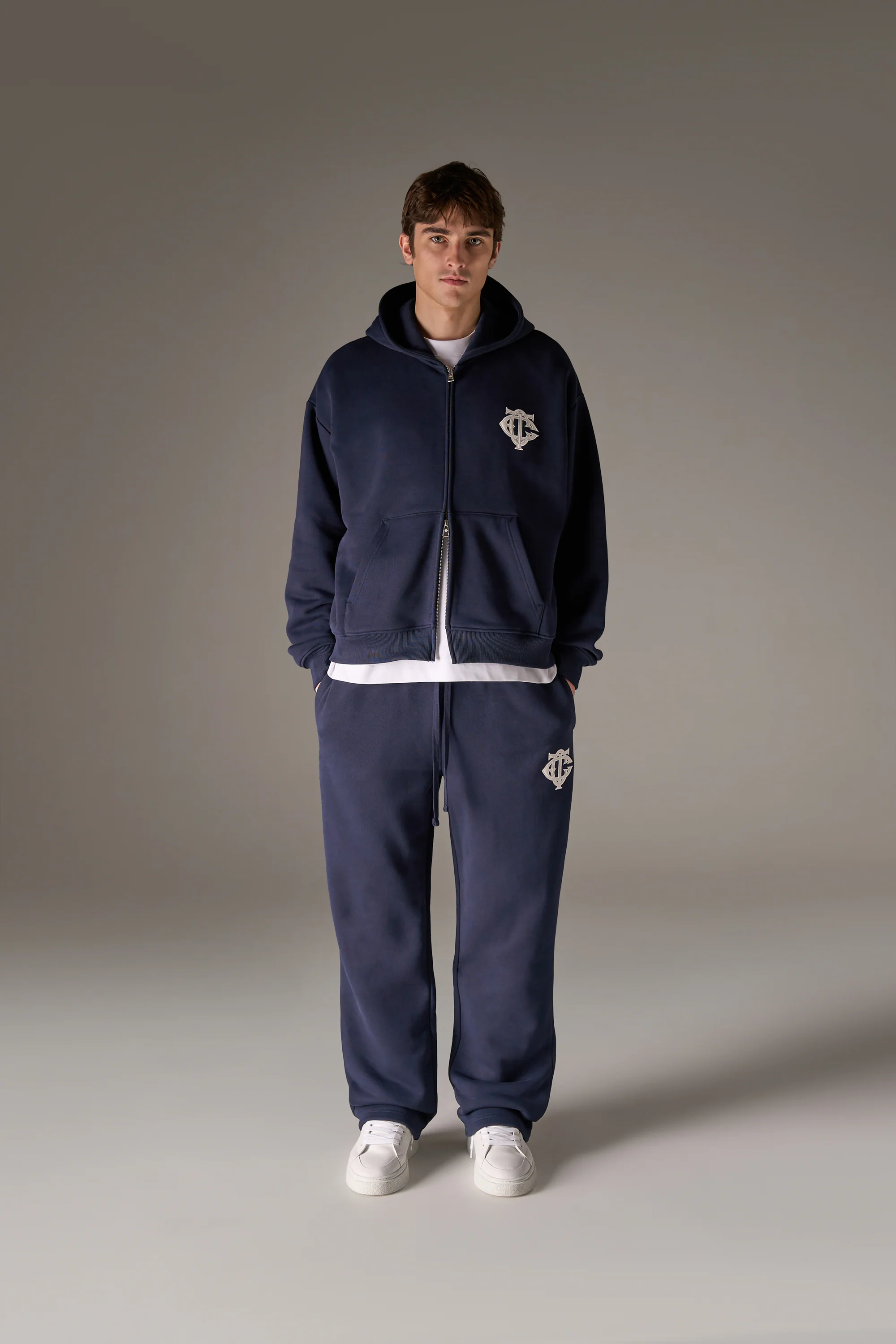 HEAVYWEIGHT MONOGRAM APPLIQUE EMBLEM JOGGERS - NAVY - Image 3