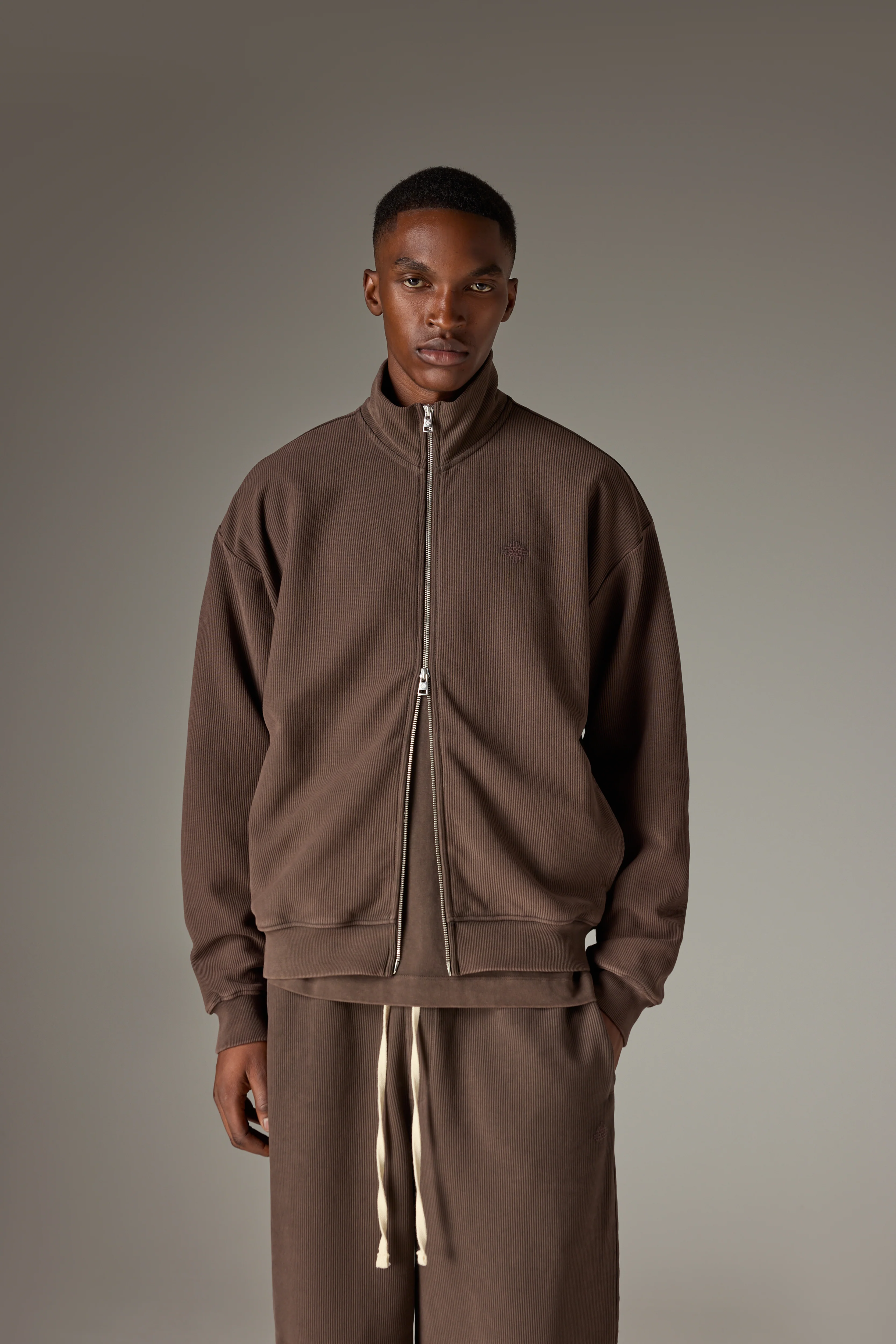 HEAVYWEIGHT WASHED RIBBED ZIP THROUGH FUNNEL NECK - BROWN - Image 2