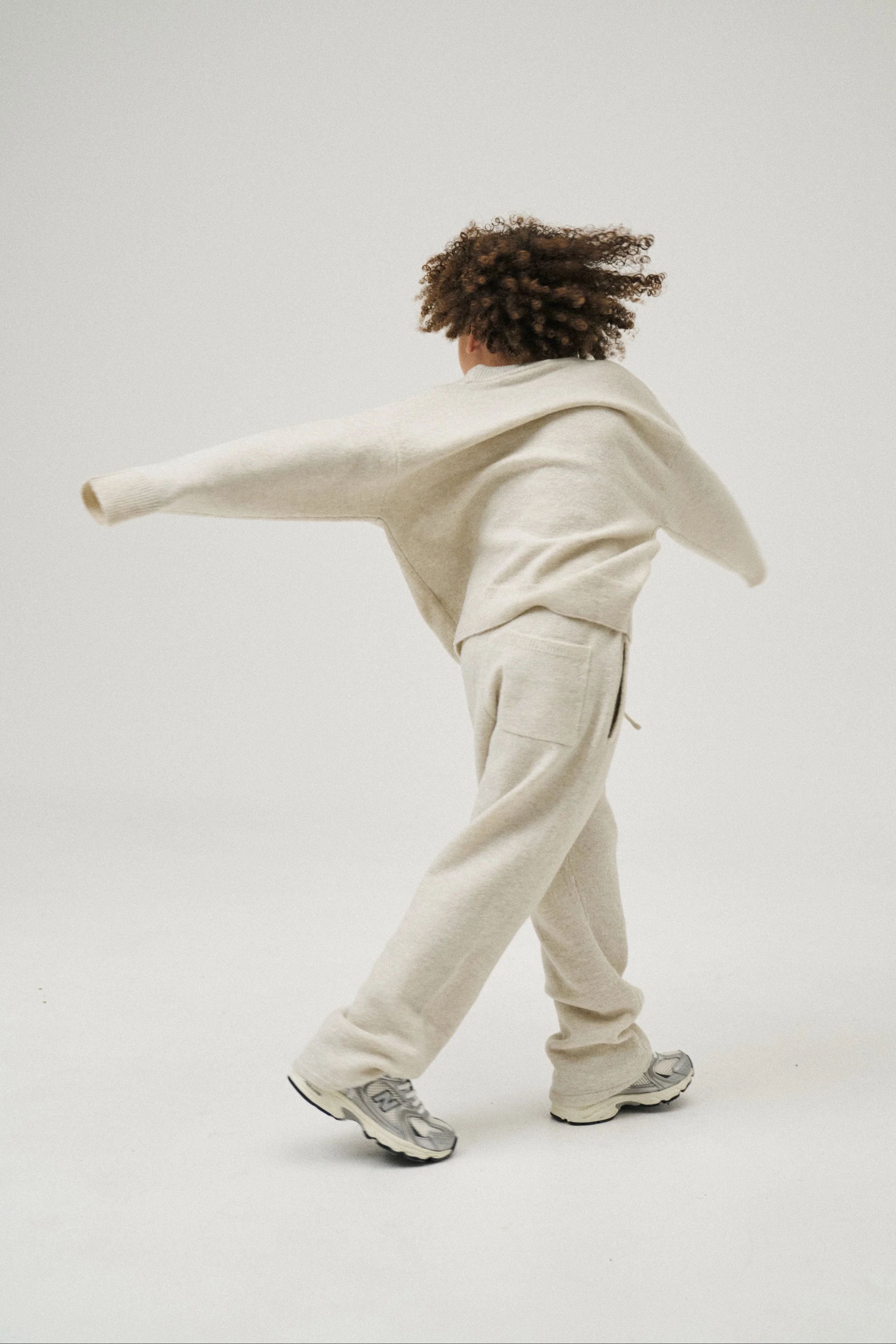 JUNIOR MONOGRAM FLUFFY KNIT CREW - BEIGE - Image 5
