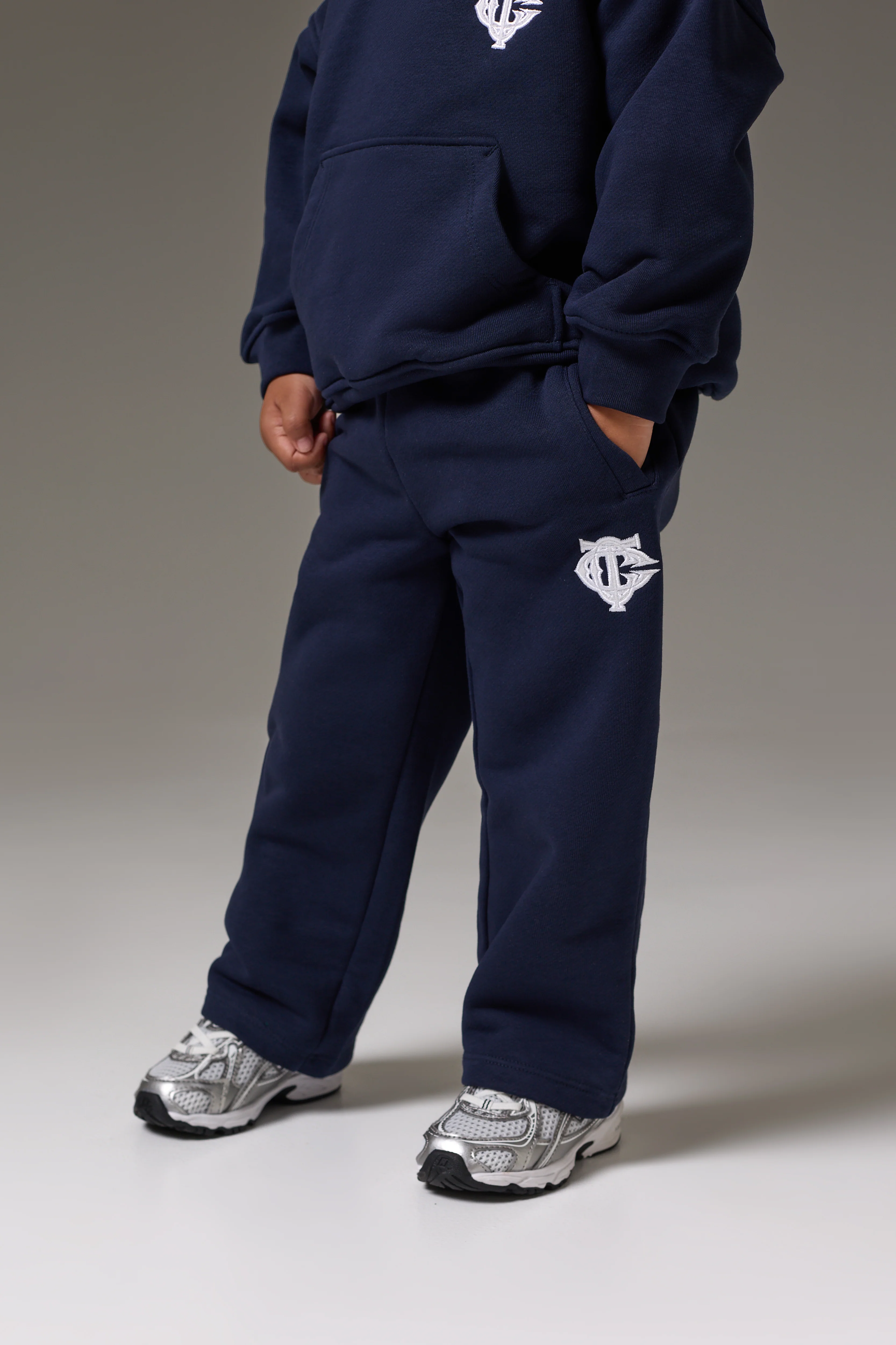 KIDS MONOGRAM EMBLEM APPLIQUE JOGGERS - NAVY - Image 3