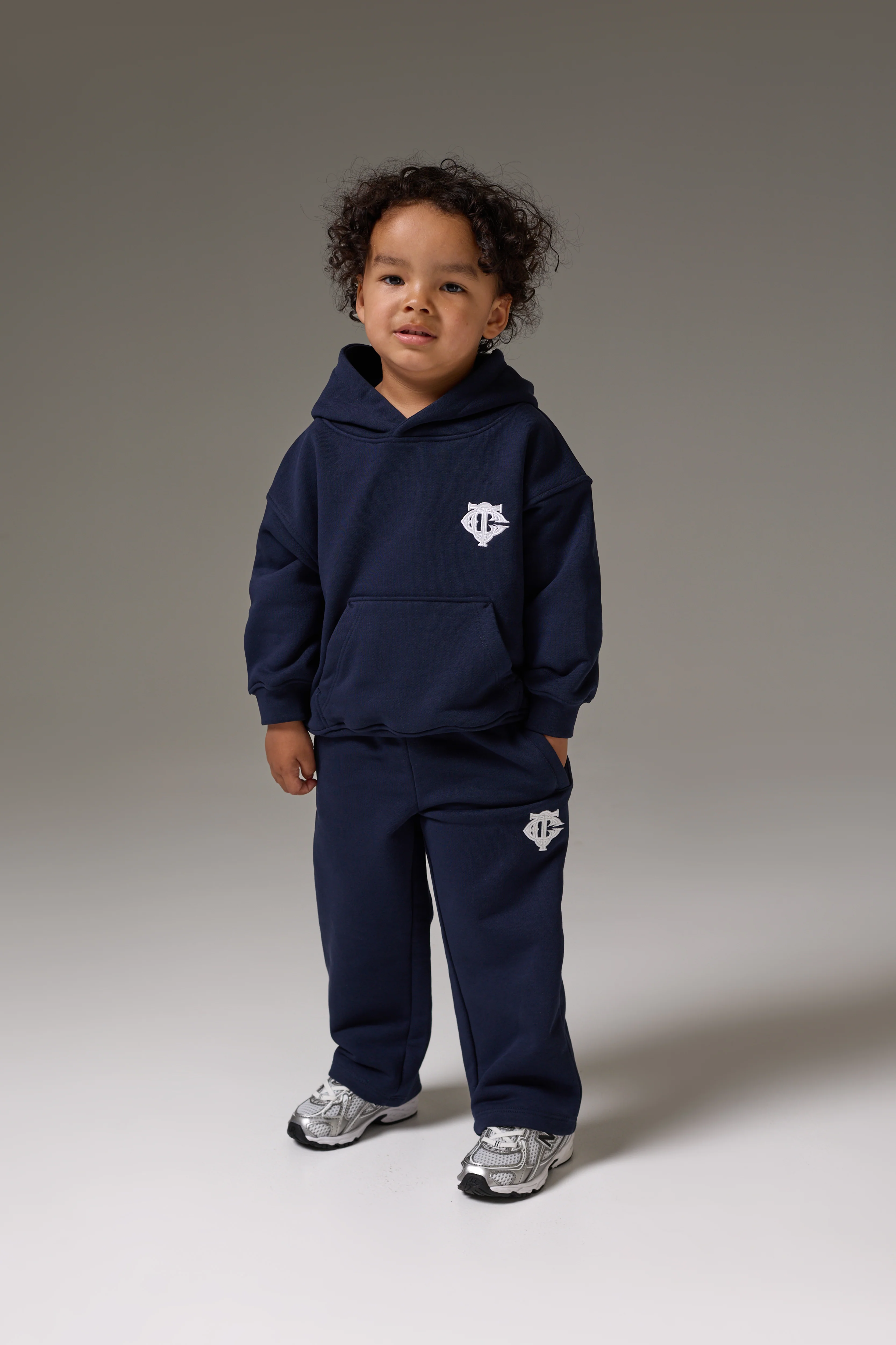 KIDS MONOGRAM EMBLEM APPLIQUE JOGGERS - NAVY - Image 6