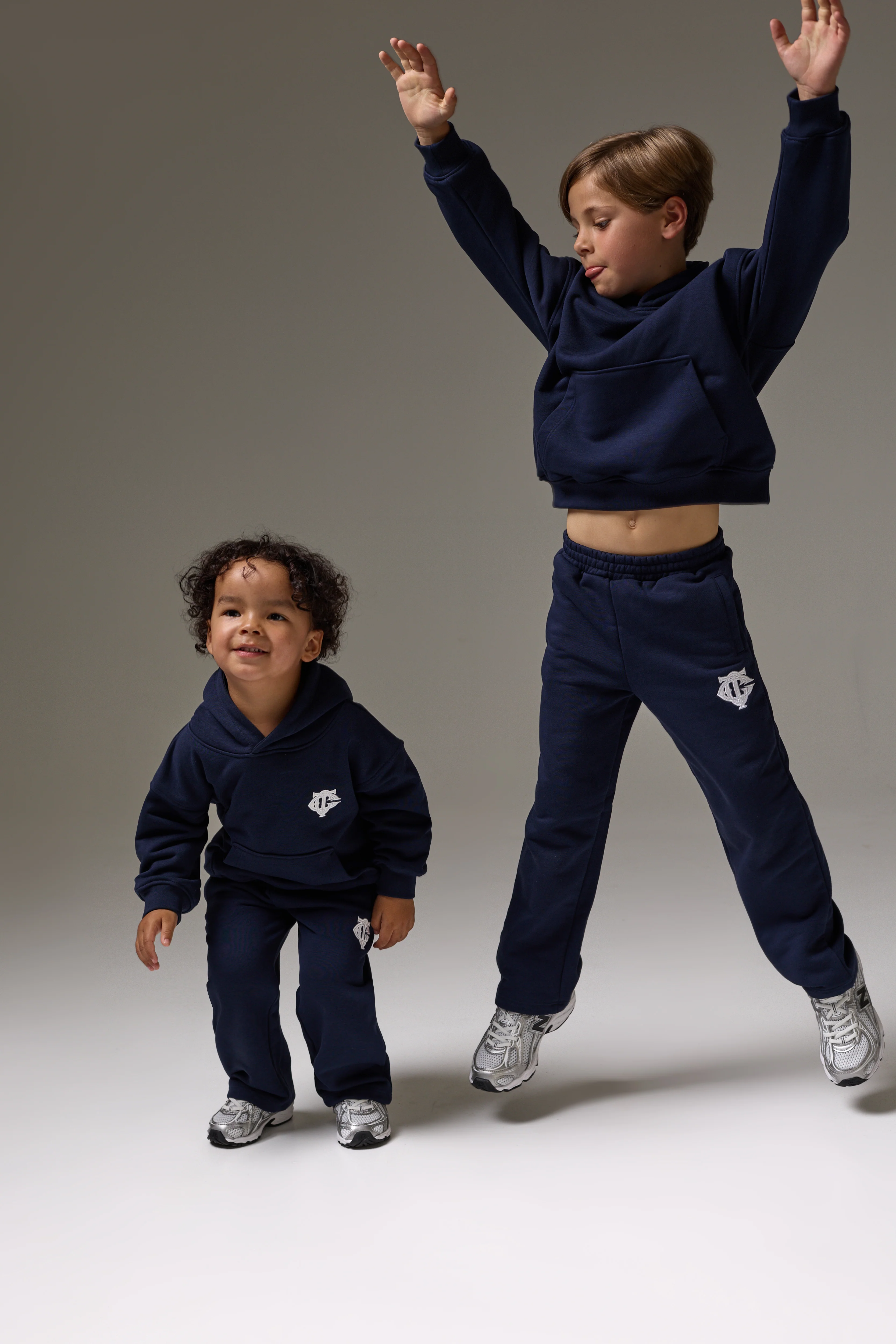 KIDS MONOGRAM EMBLEM APPLIQUE JOGGERS - NAVY - Image 7